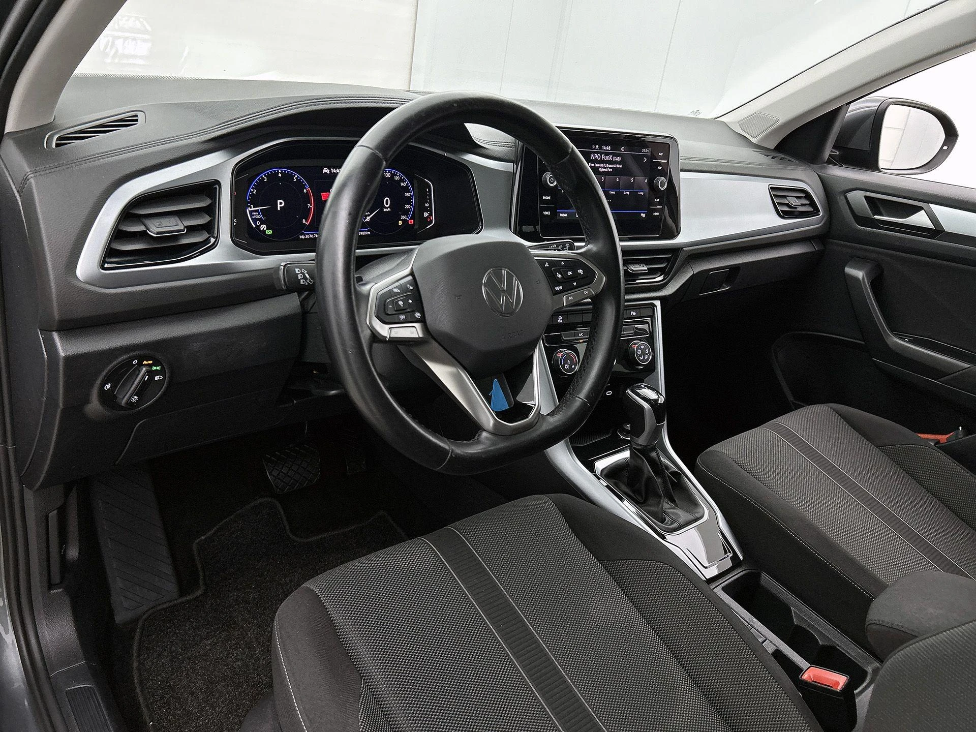 Volkswagen-T-Roc-image-18