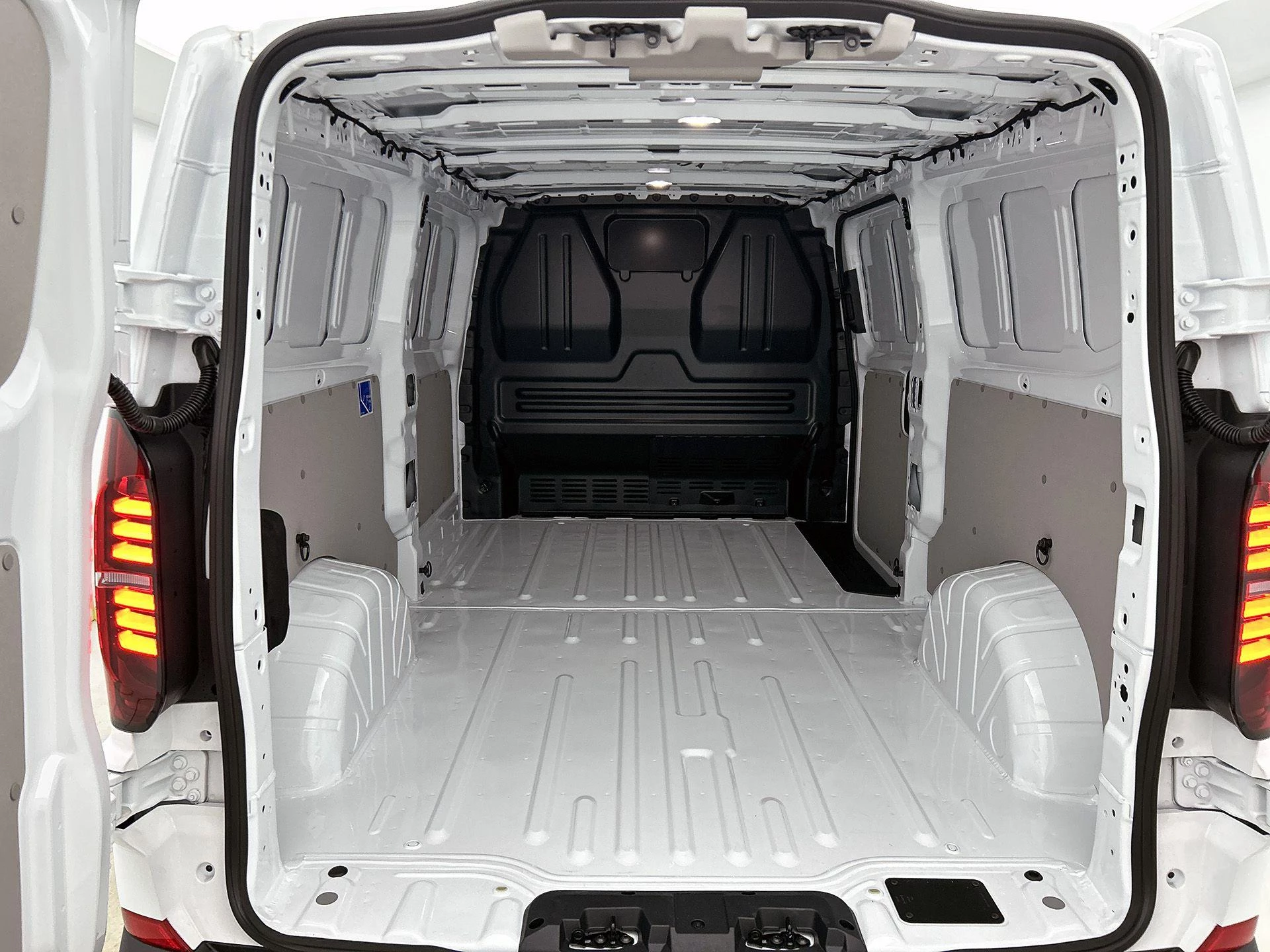 Volkswagen-e-Transporter-image-33