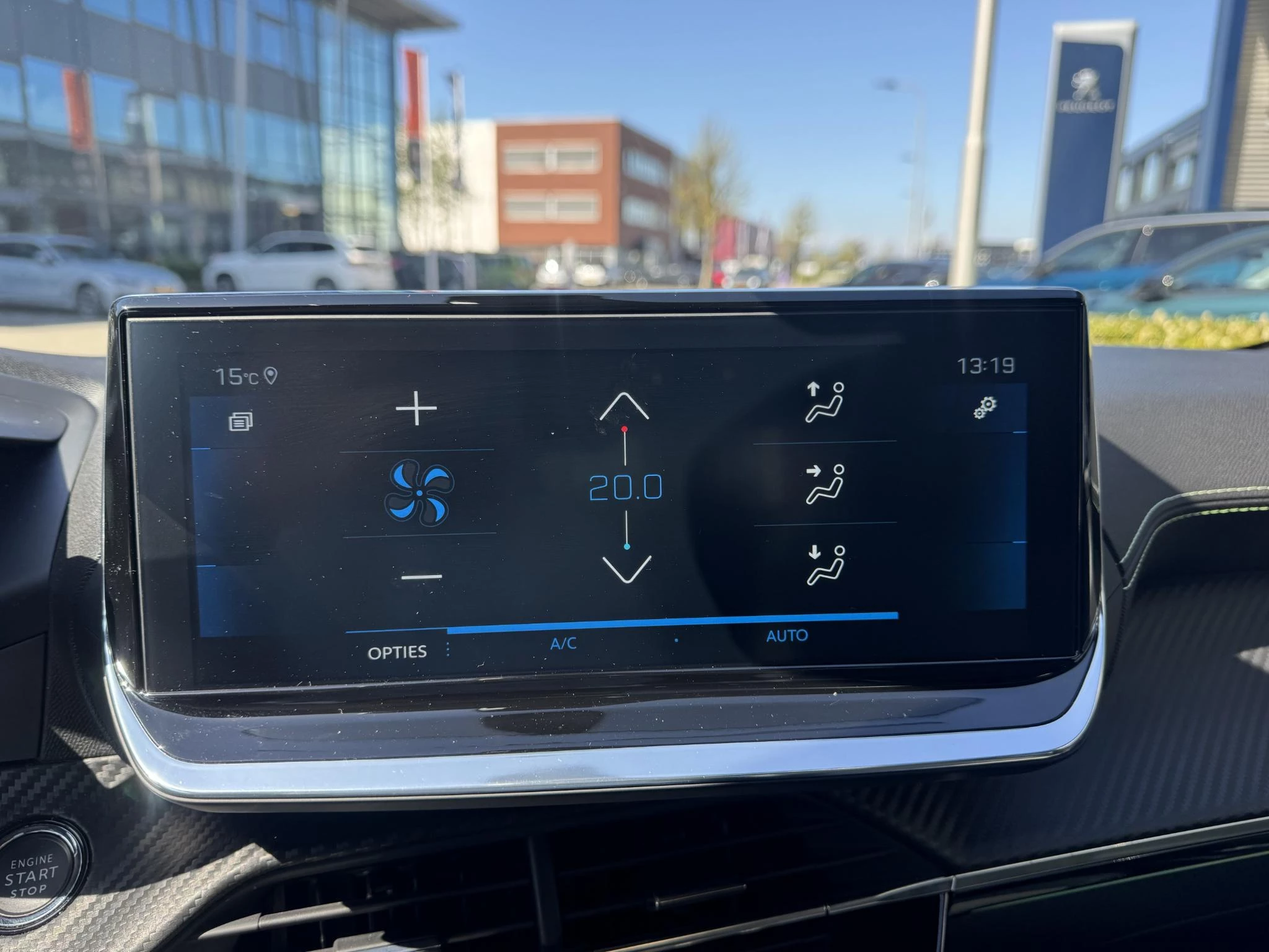 Peugeot-208-image-19