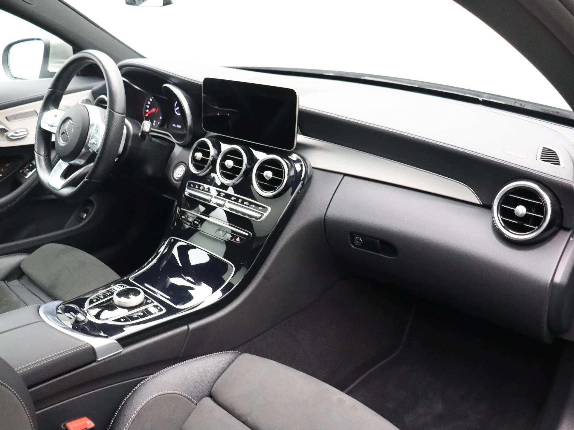 Mercedes-Benz C-Klasse 300 AMG LINE Coupé + 258 PK + PANO DAK + BURMESTER + TREKHAAK +