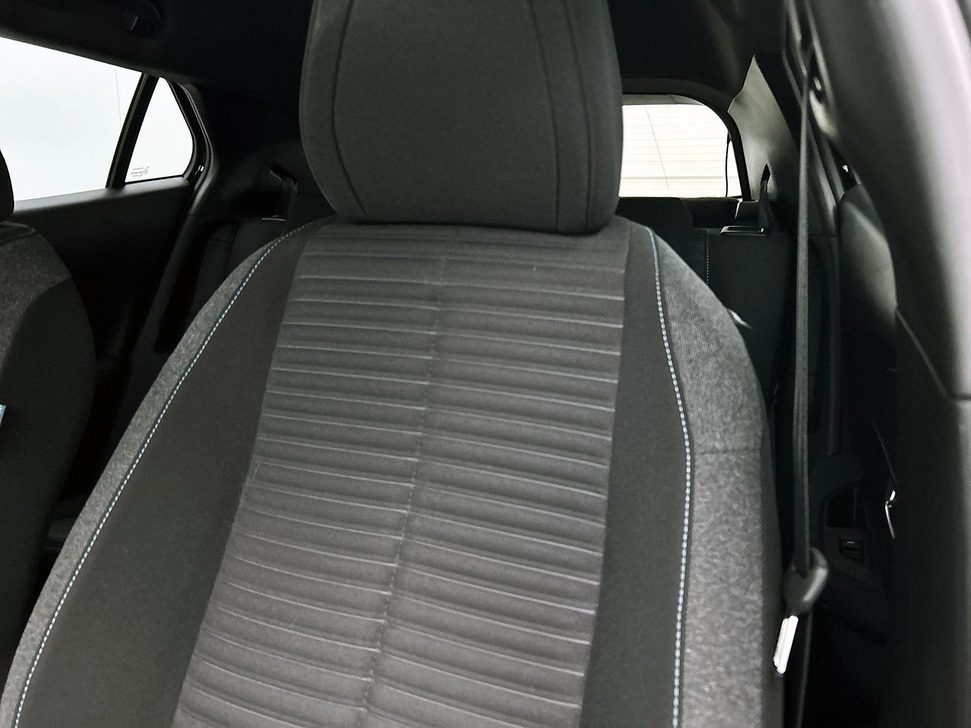 Peugeot-e-2008-image-10