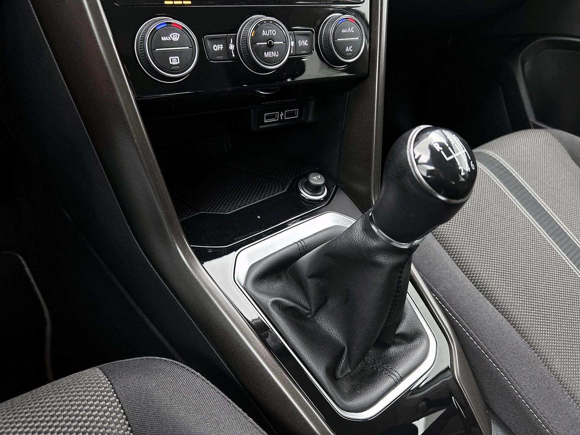 Volkswagen-T-Roc-image-27