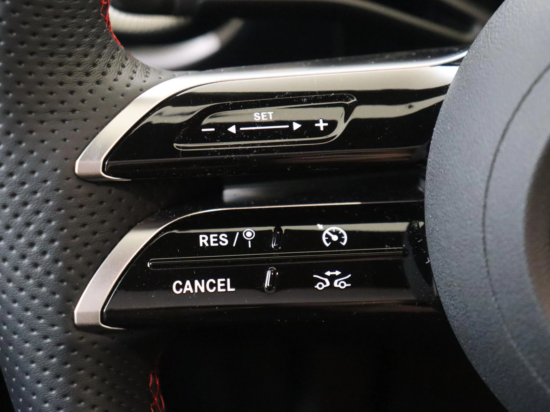 Mercedes-Benz-CLA-image-13