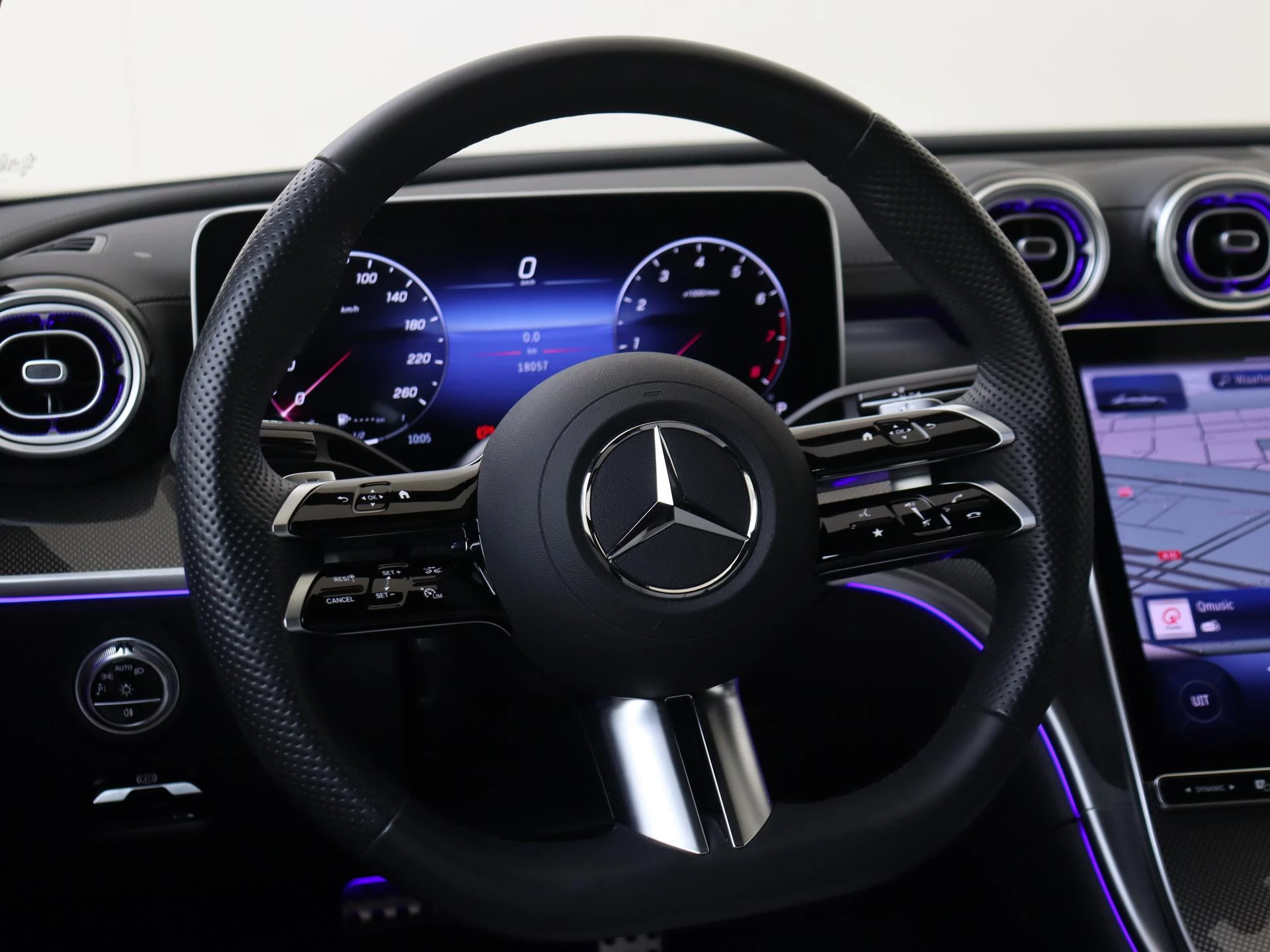 Mercedes-Benz-C-Klasse-image-14