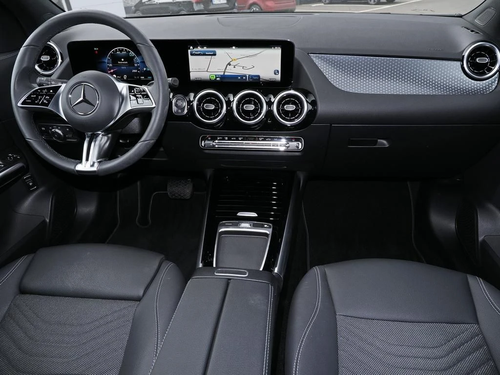 Mercedes-Benz-GLA 200-image-12