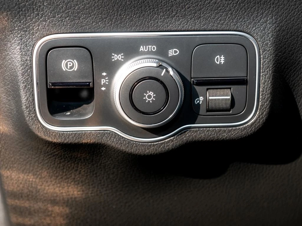 Mercedes-Benz-GLA 200 d-image-14