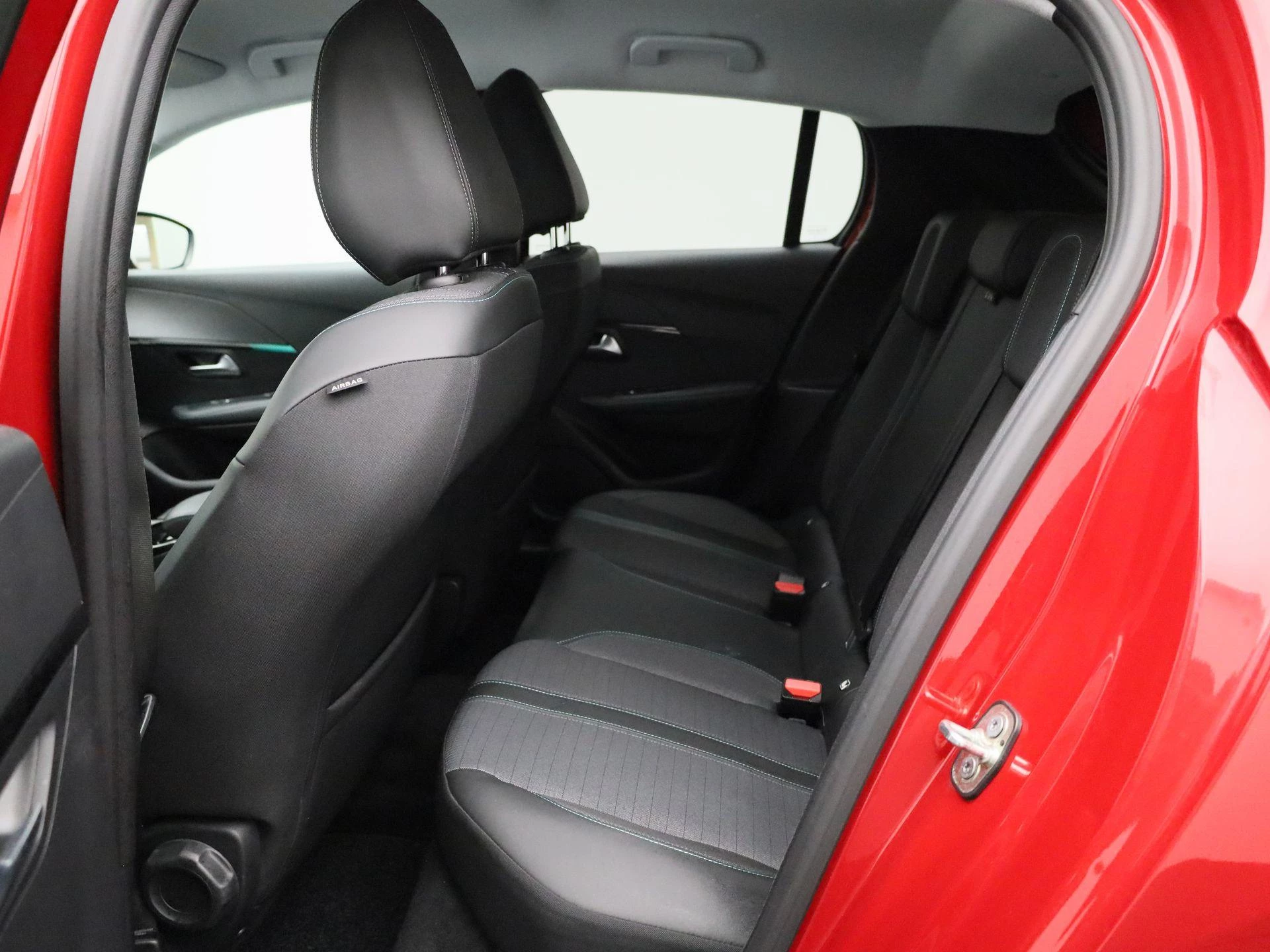 Peugeot-e-208-image-10