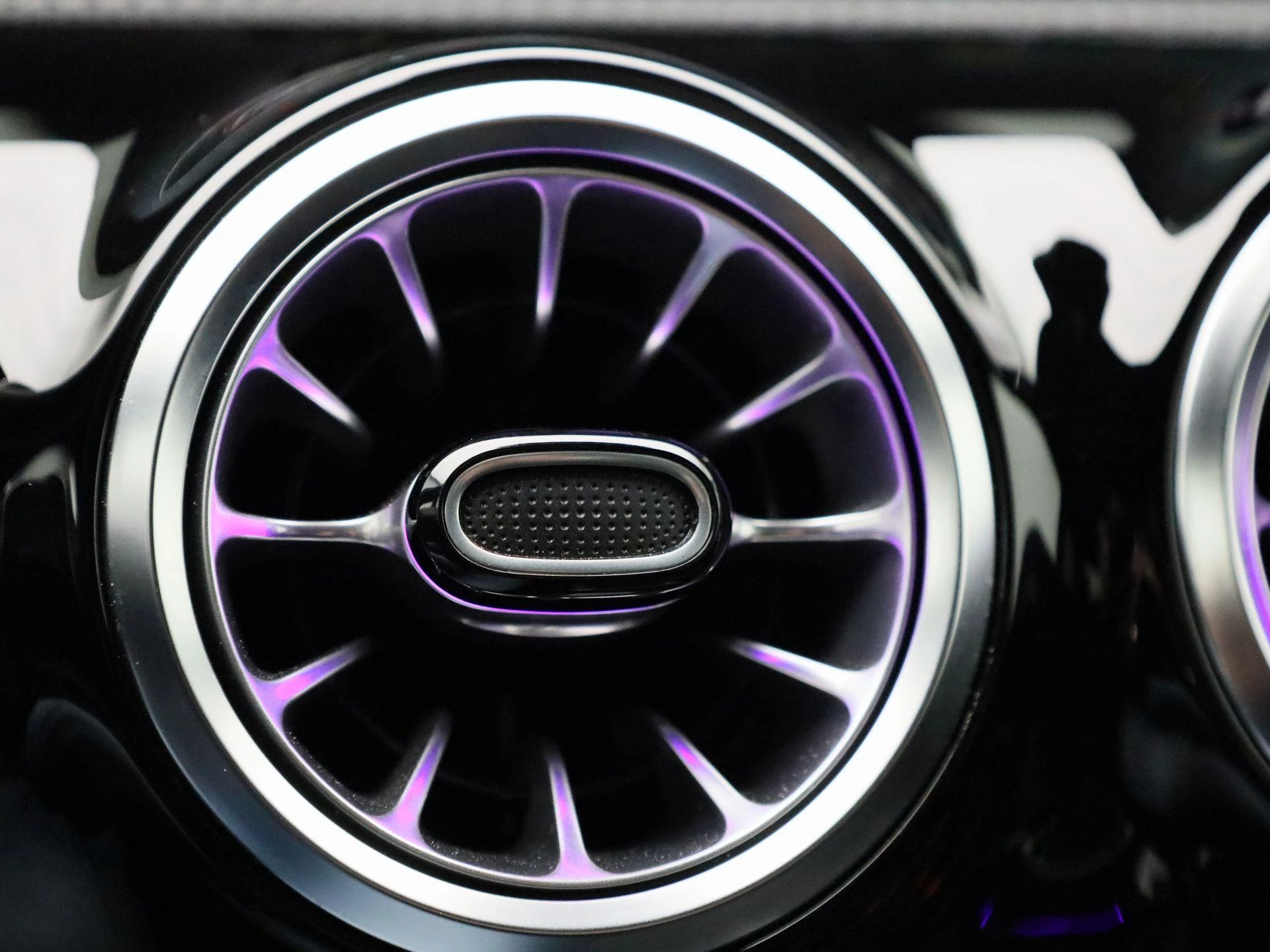 Mercedes-Benz-CLA-image-29