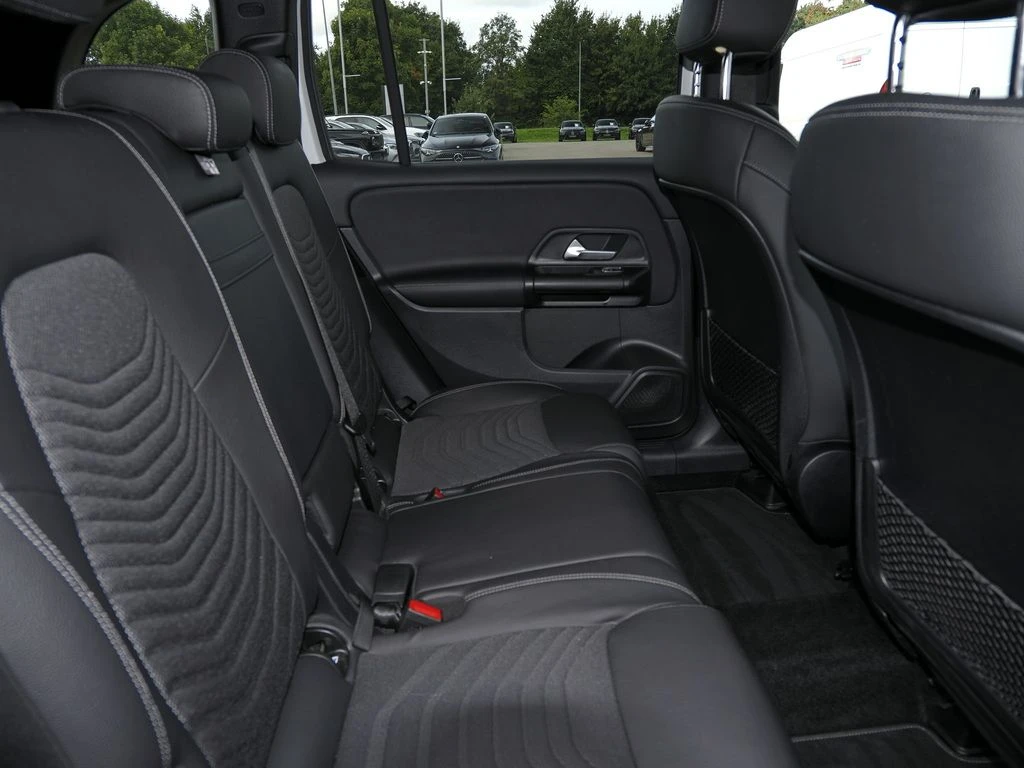 Mercedes-Benz-GLB 200-image-13