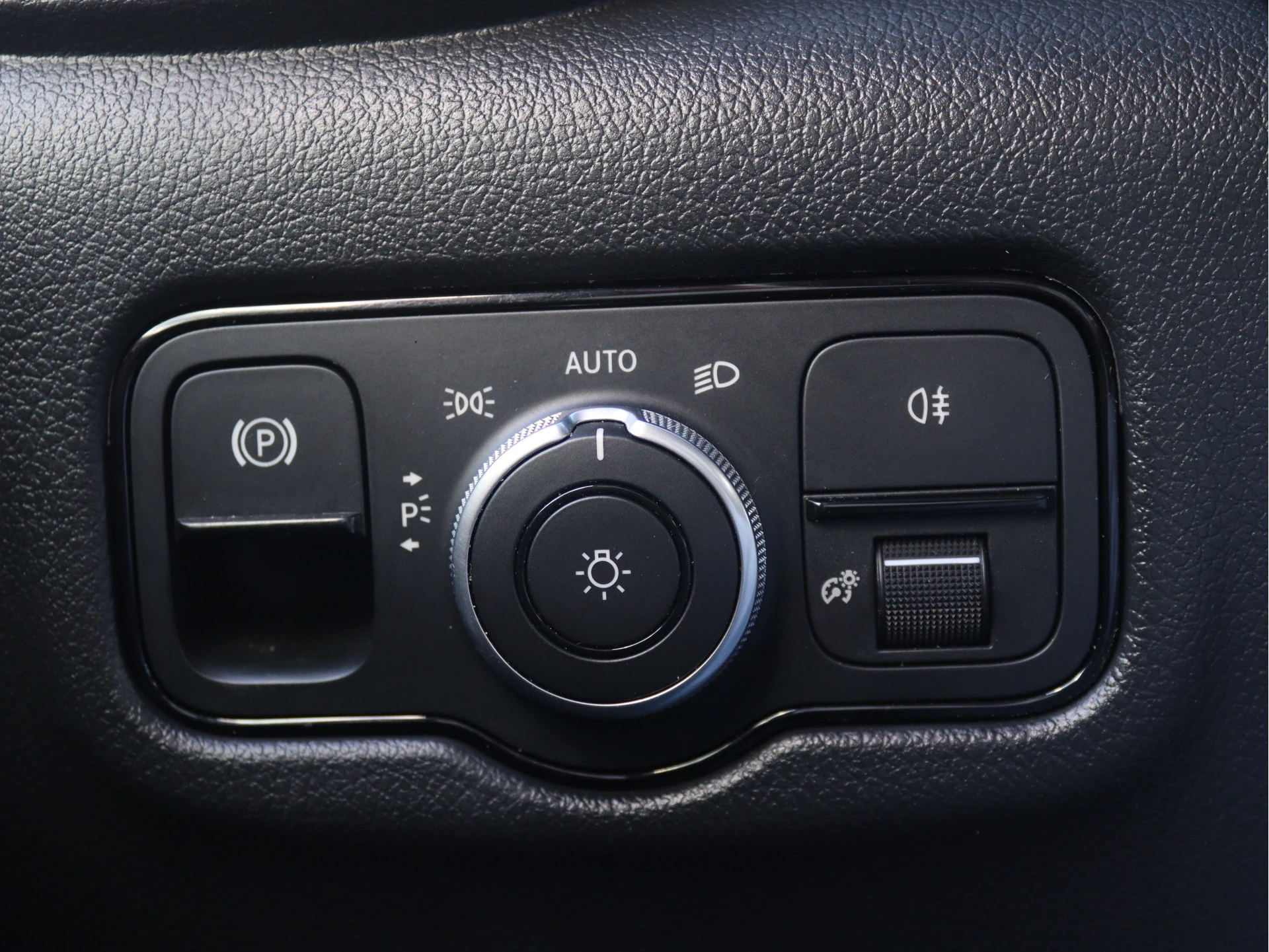 Mercedes-Benz-Vito-image-13
