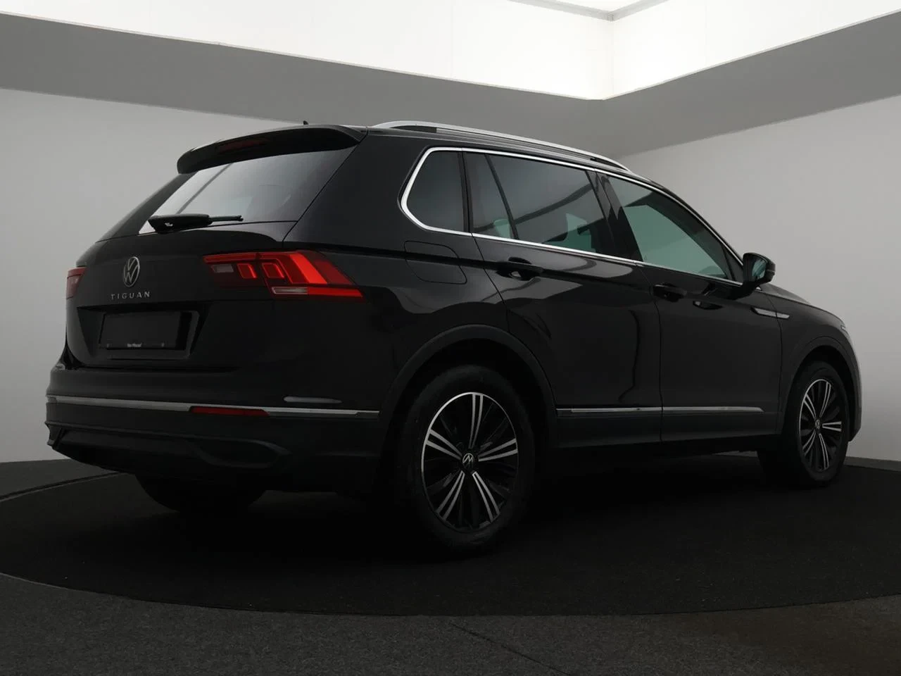 Volkswagen-Tiguan-image-4