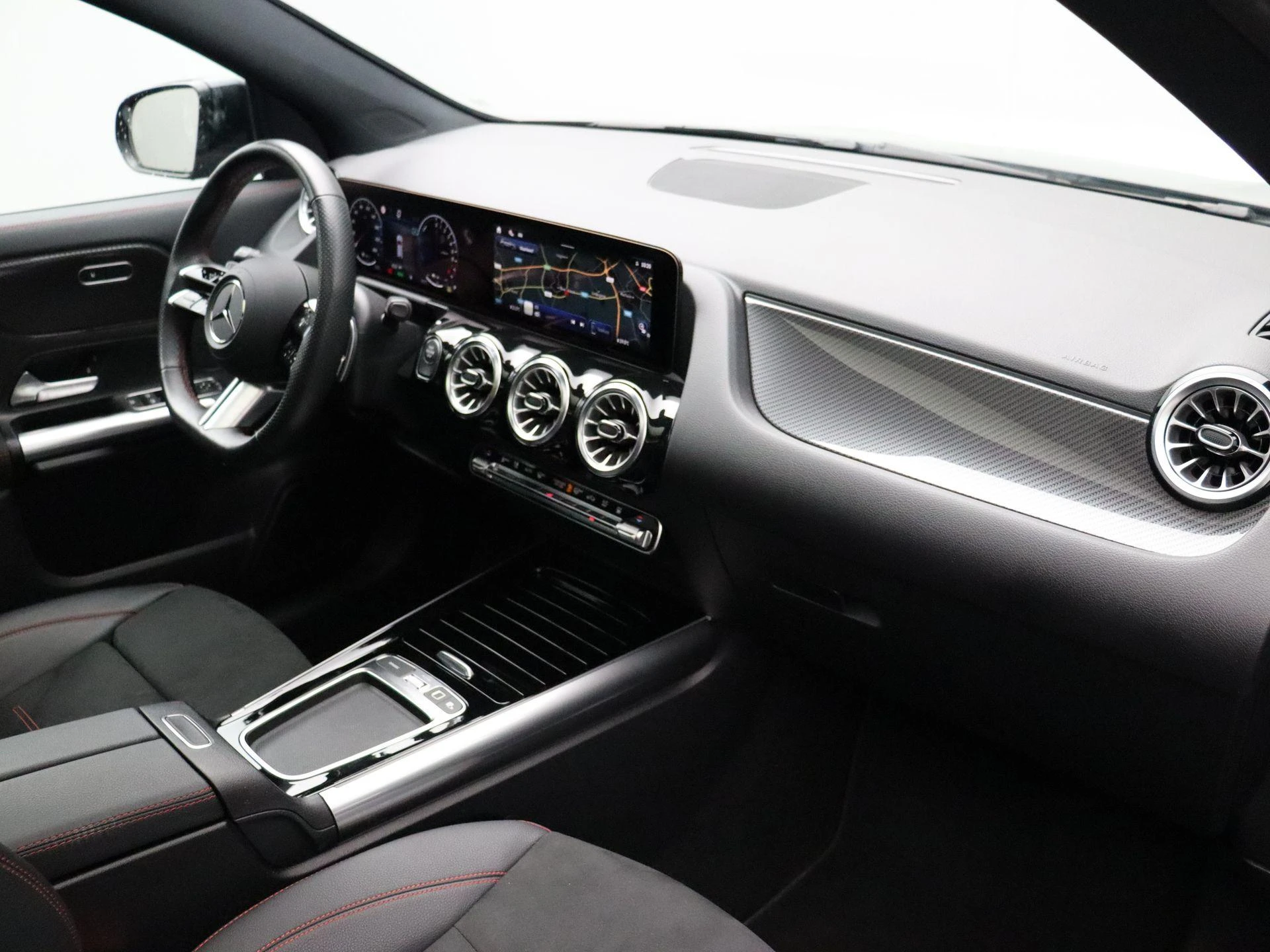Mercedes-Benz-GLA-image-33