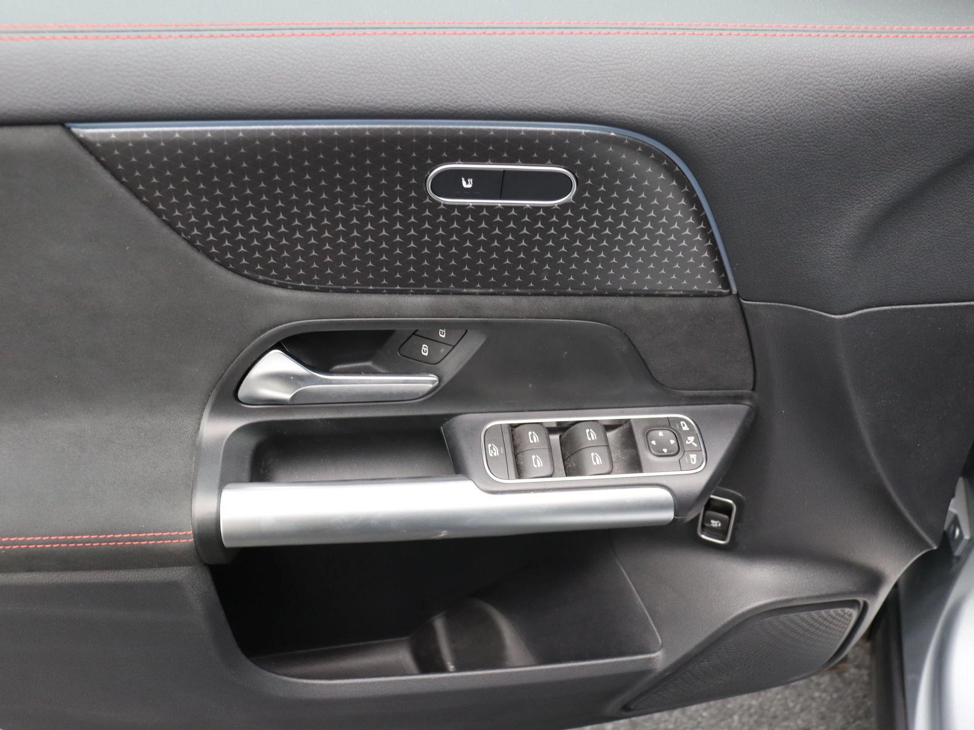 Mercedes-Benz EQA 250+ AMG Line + CARPLAY + PANORAMISCH DAK + NIGHTPAKKET +