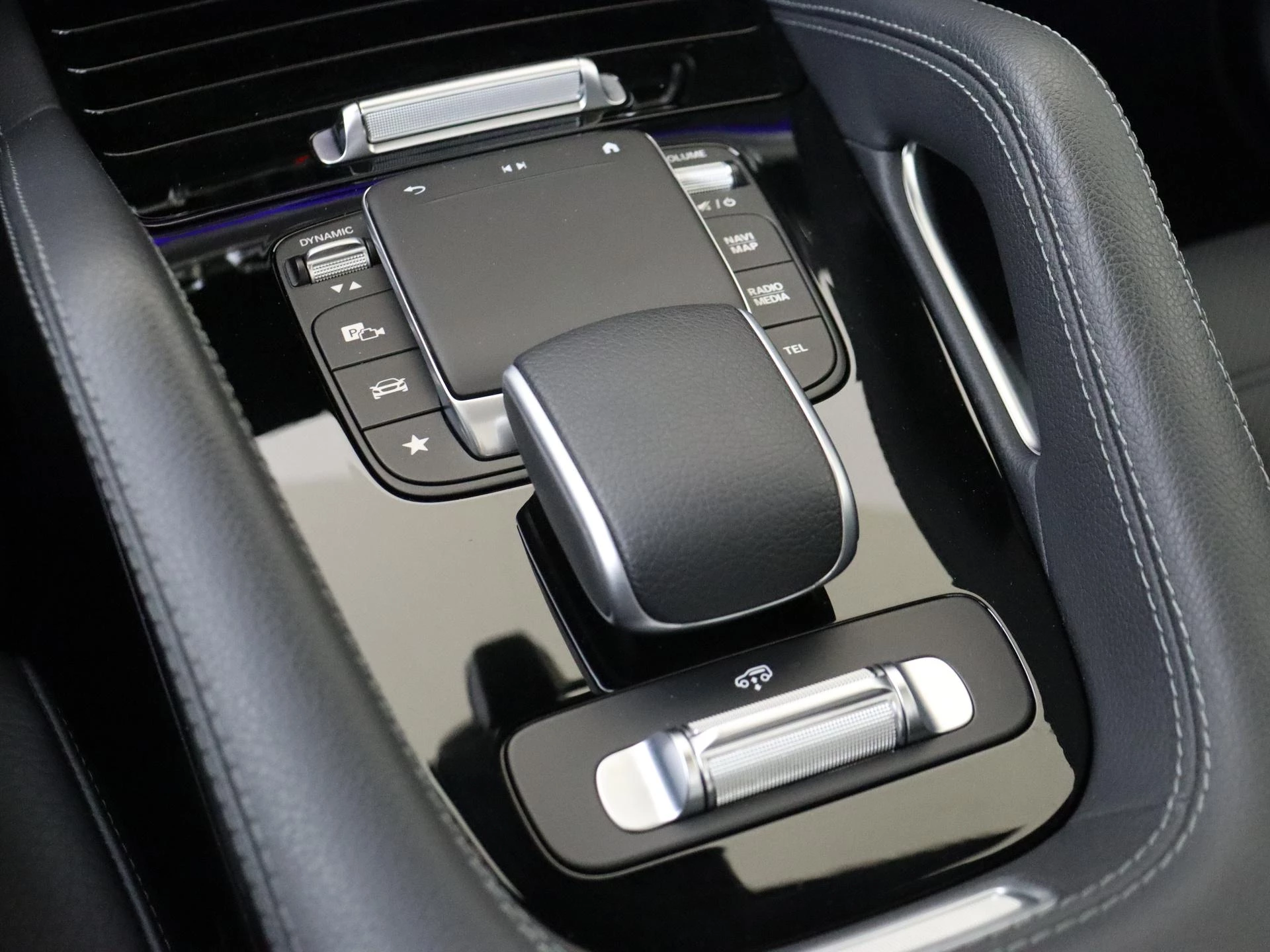 Mercedes-Benz-GLE-image-21