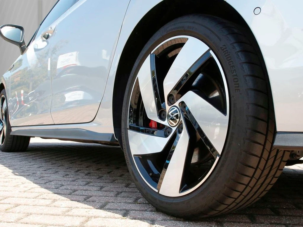 Volkswagen-Golf-image-4