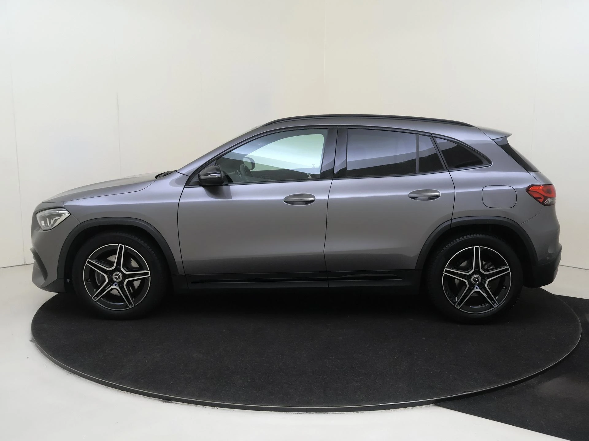 Mercedes-Benz-GLA-image-7