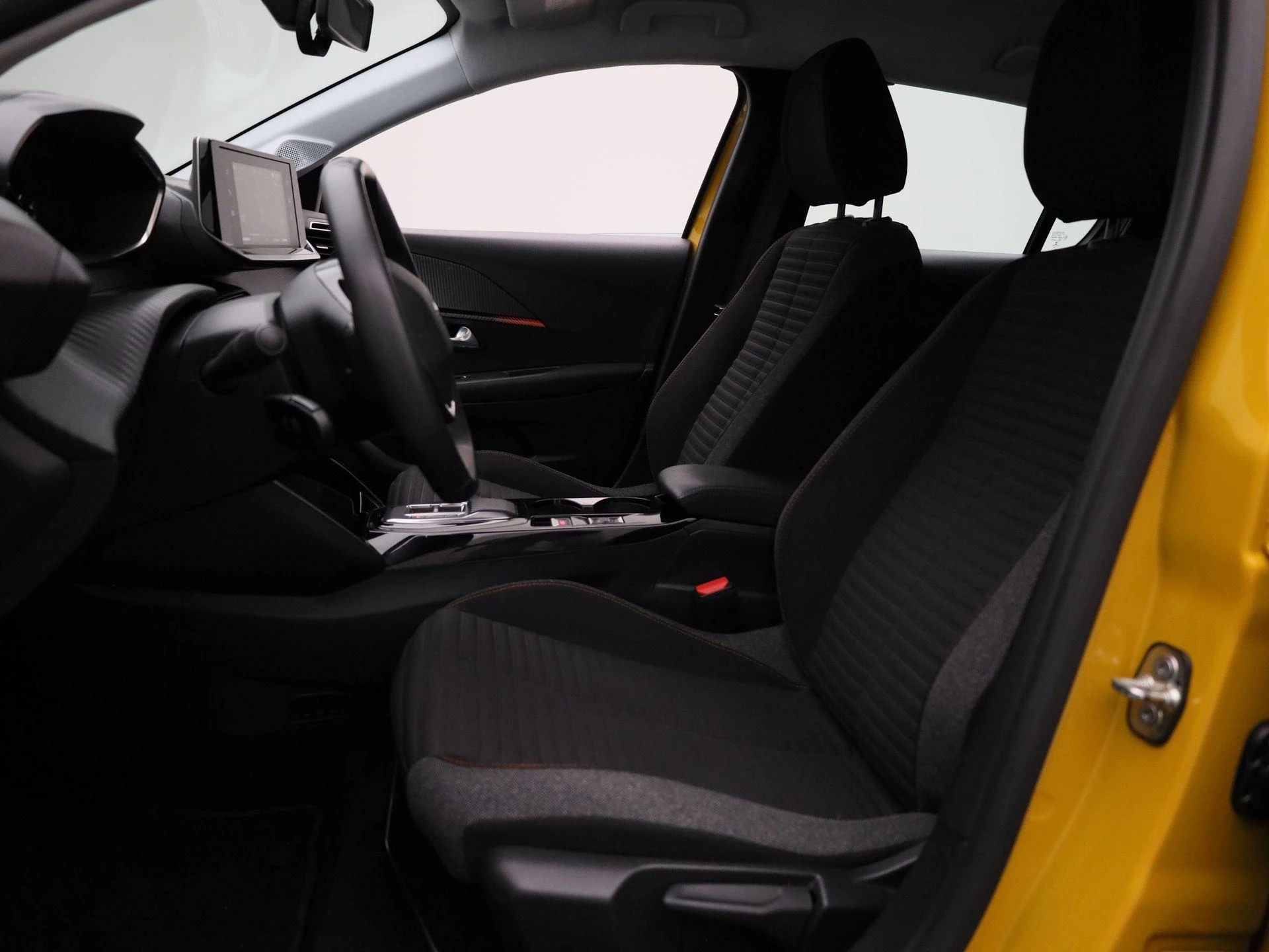 Peugeot-e-208-image-10