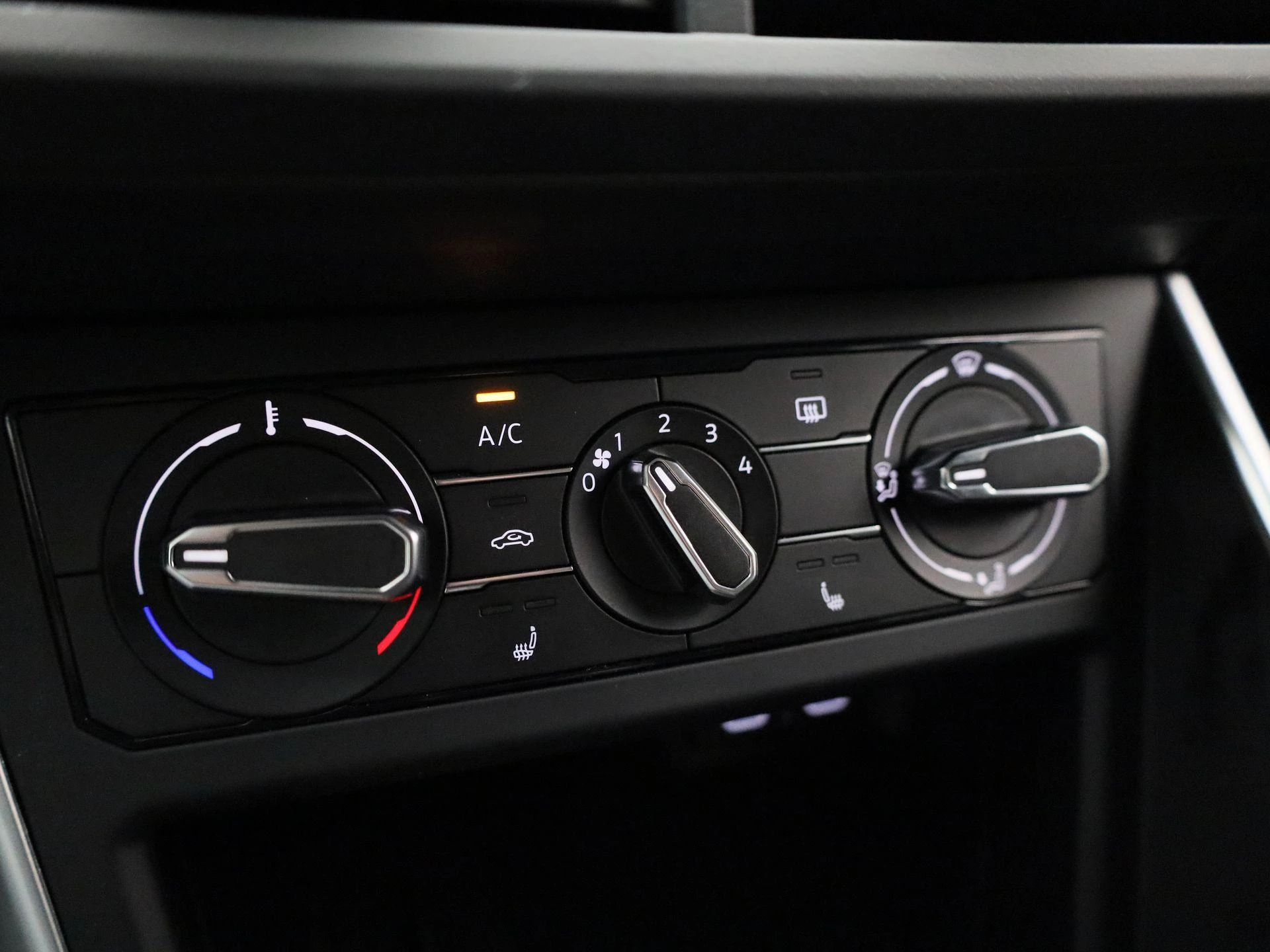 Volkswagen-Polo-image-27