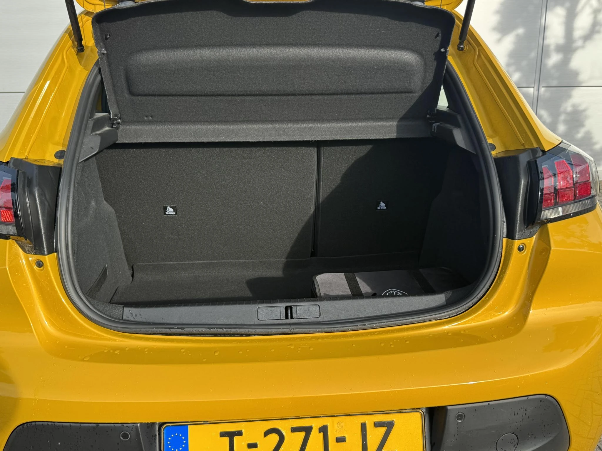 Peugeot-e-208-image-22
