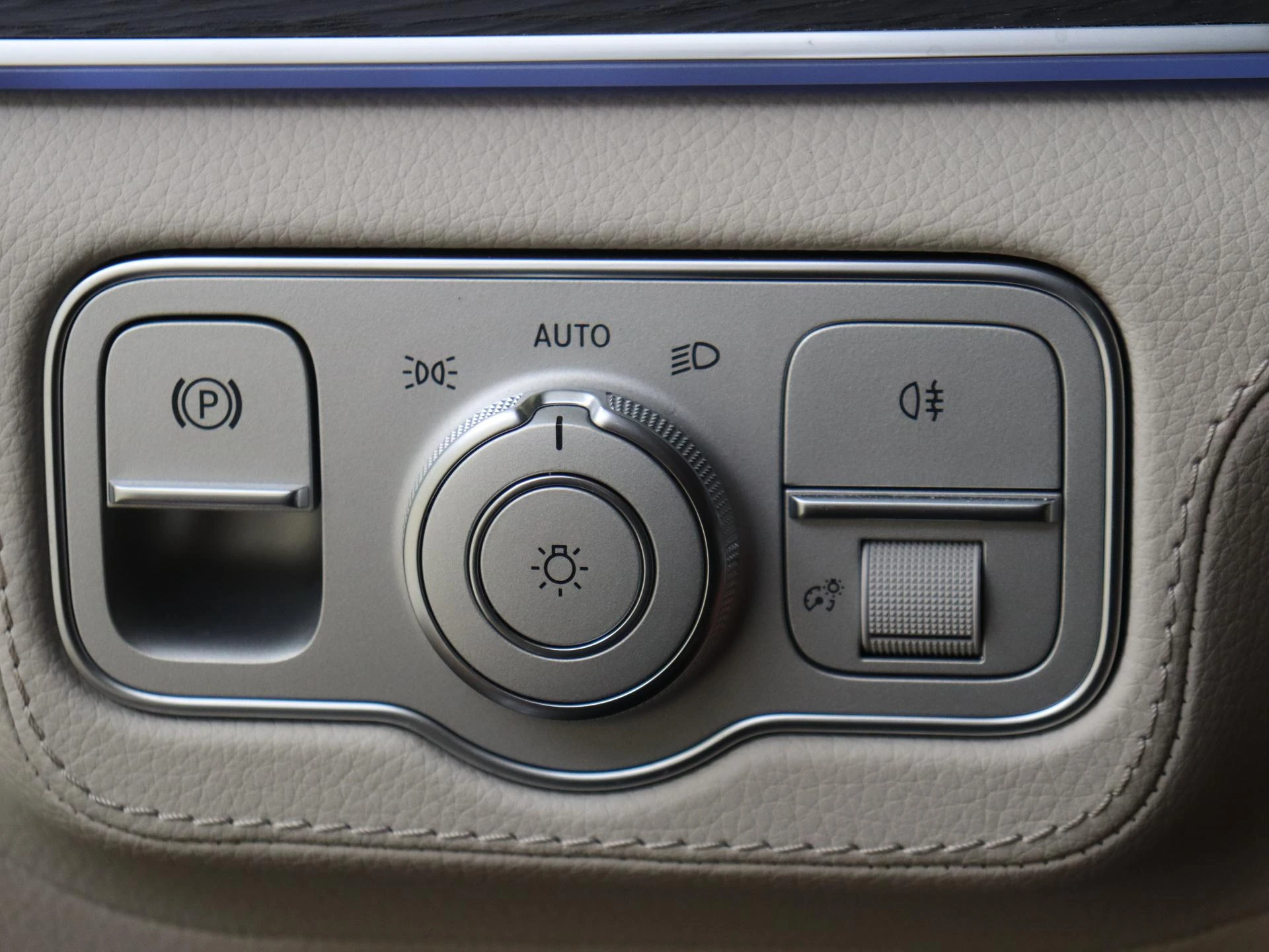 Mercedes-Benz-GLE-image-28