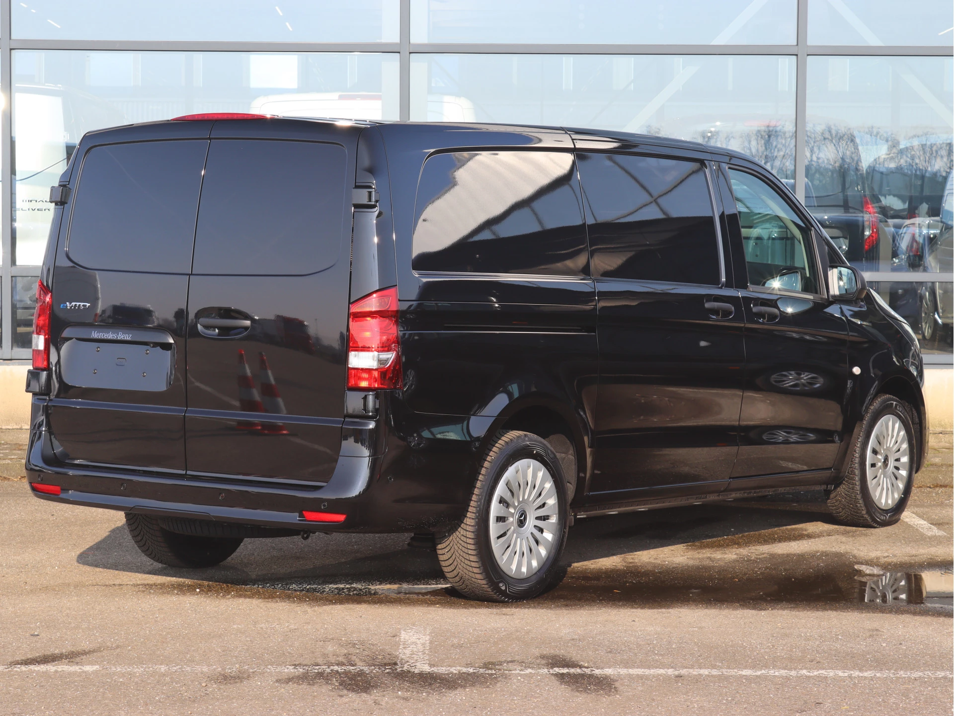 Mercedes-Benz-eVito-image-1