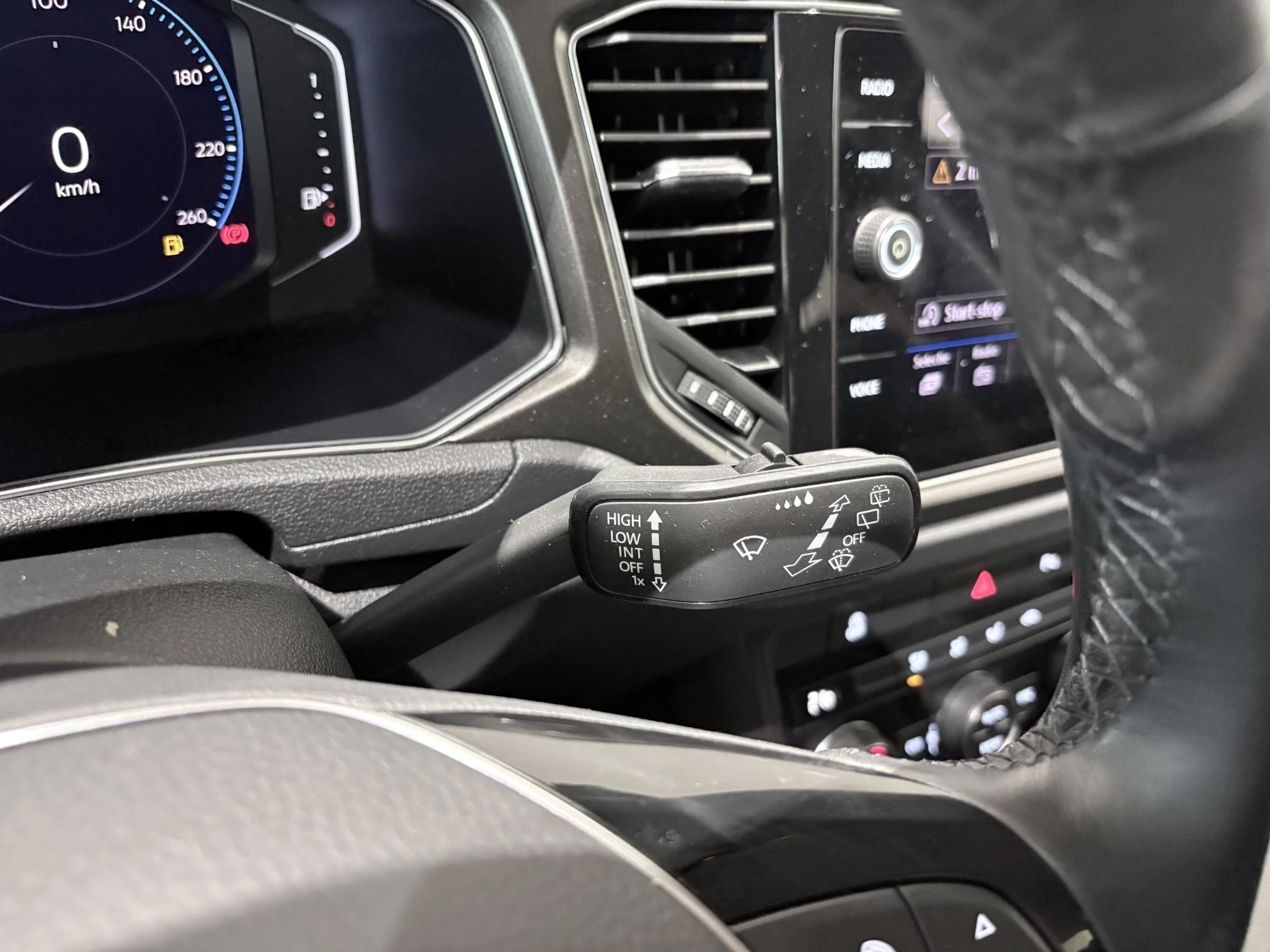 Volkswagen-T-Roc-image-14