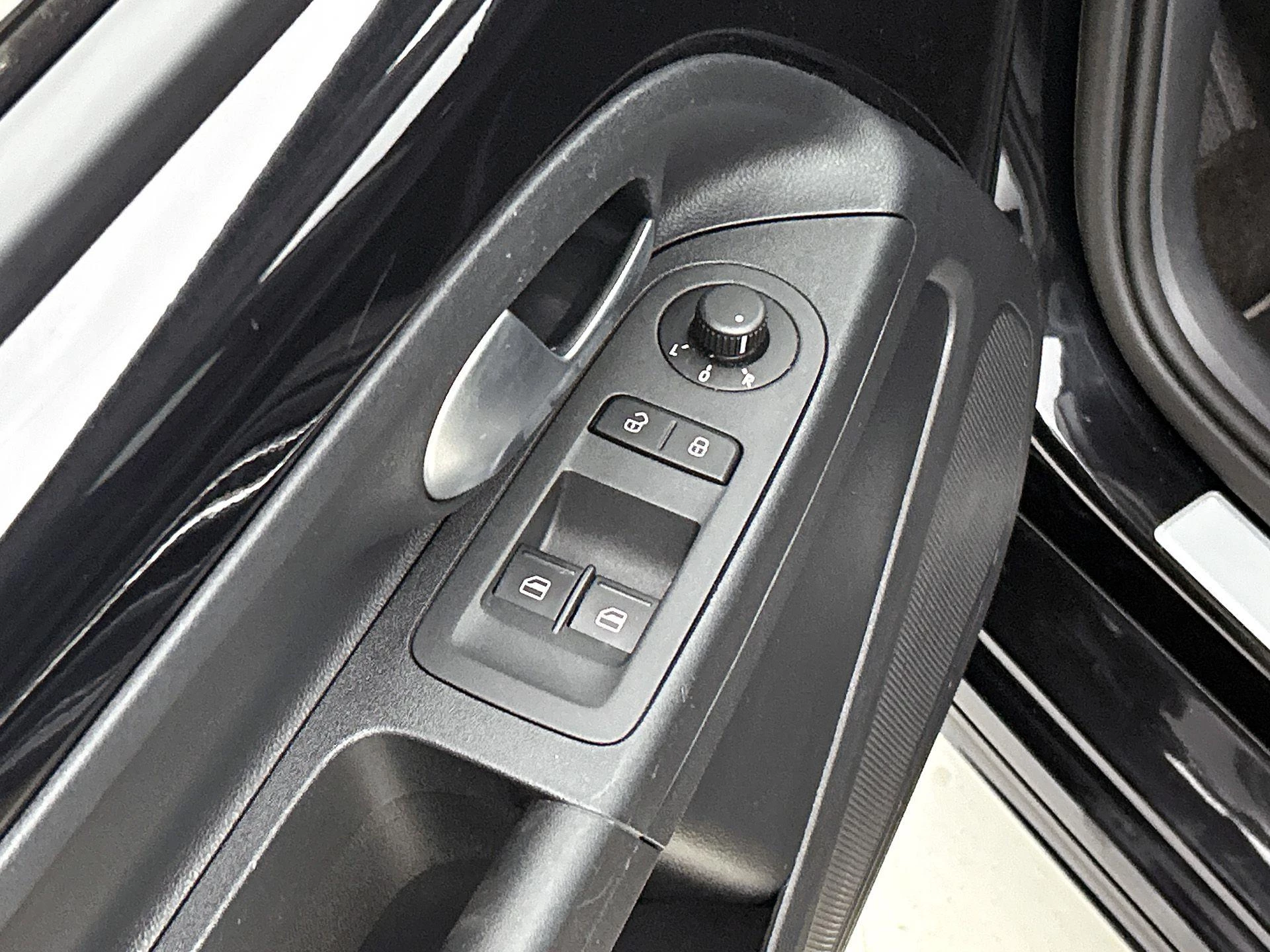 Volkswagen-e-up!-image-27