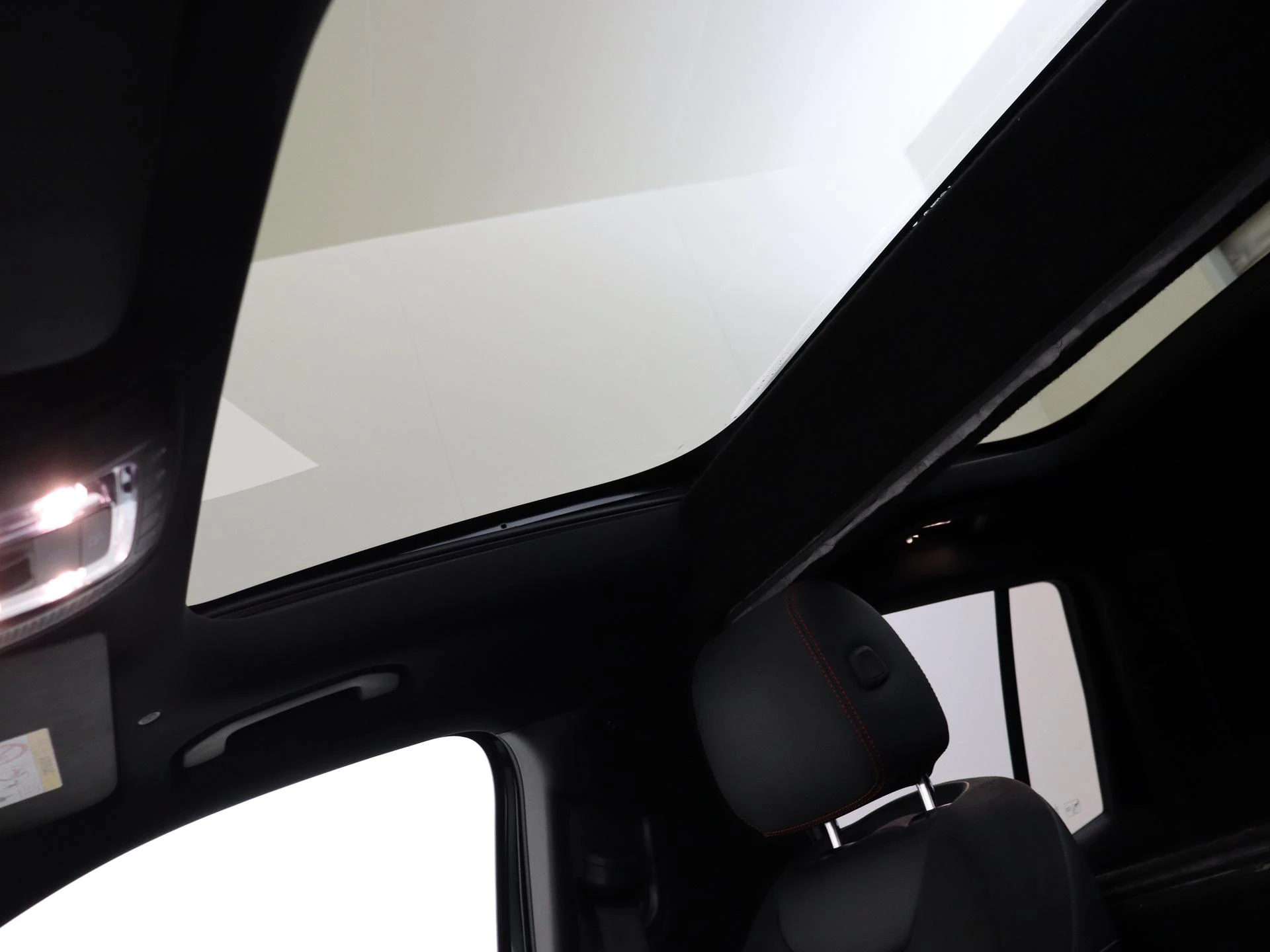 Mercedes-Benz-EQB-image-26