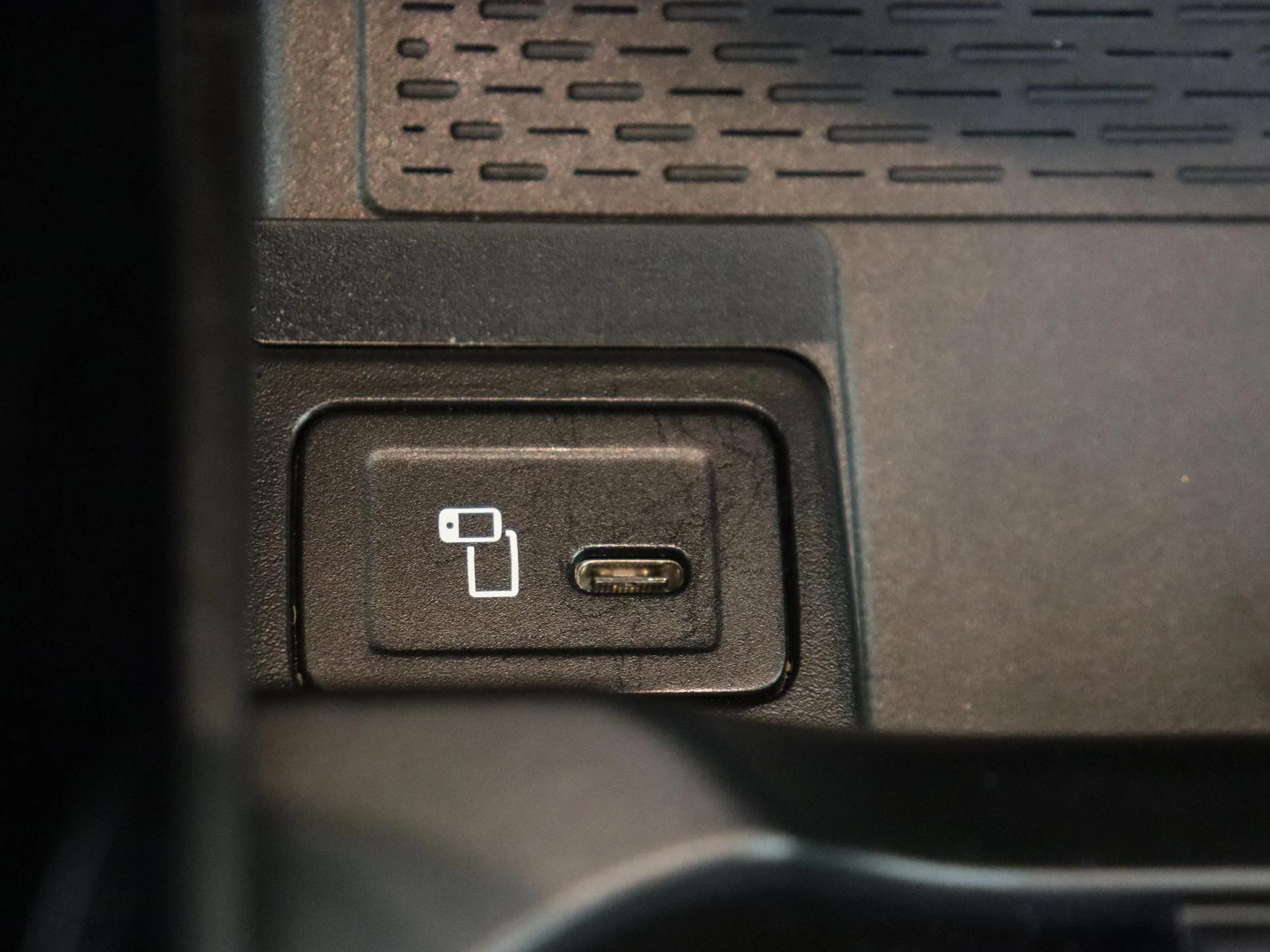 Mercedes-Benz-EQA-image-25