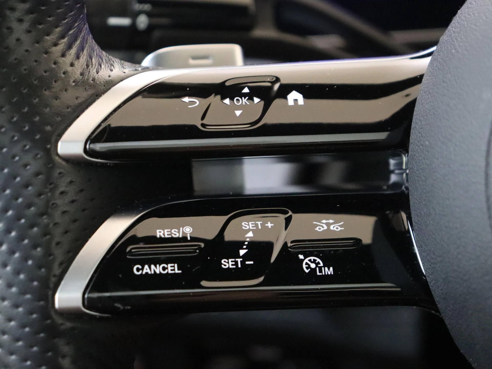 Mercedes-Benz-EQE-image-12