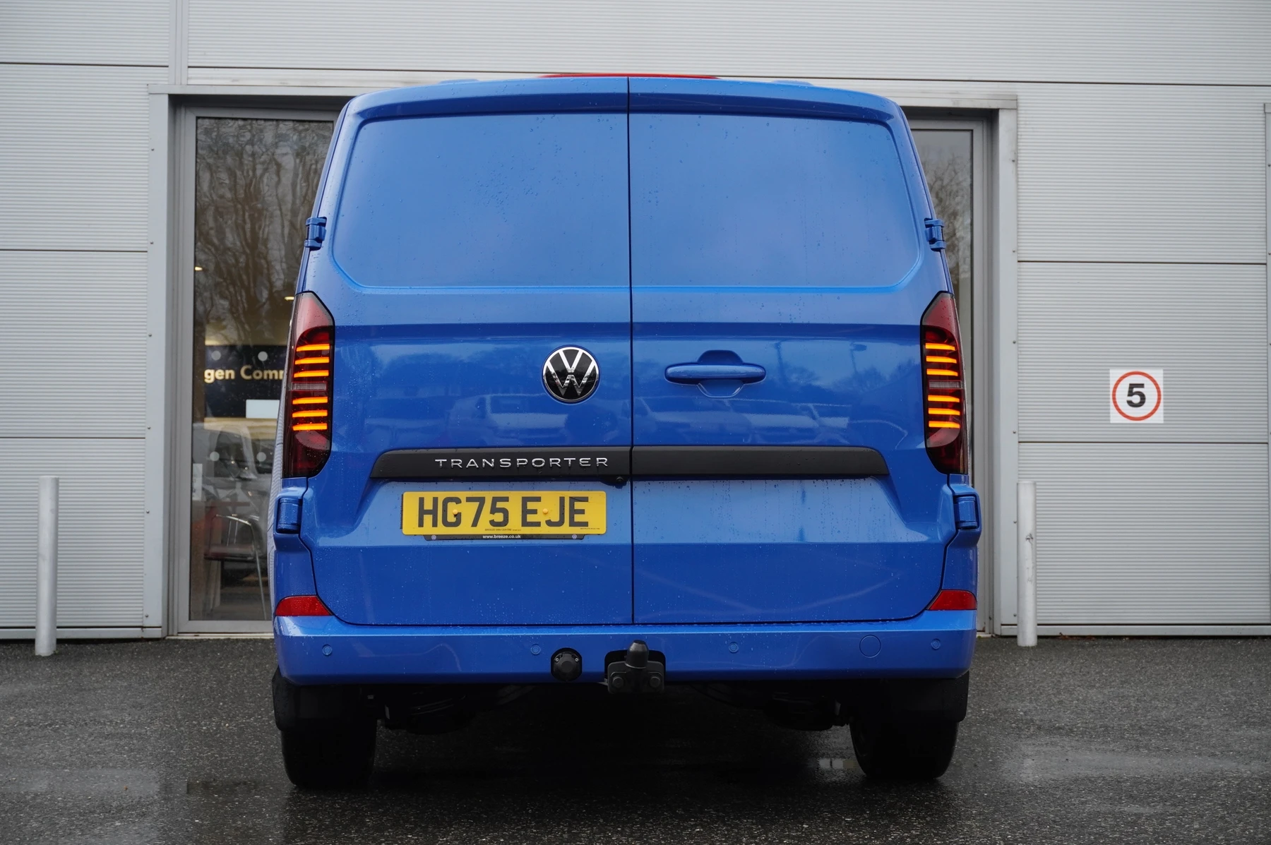Volkswagen-Transporter-image-11