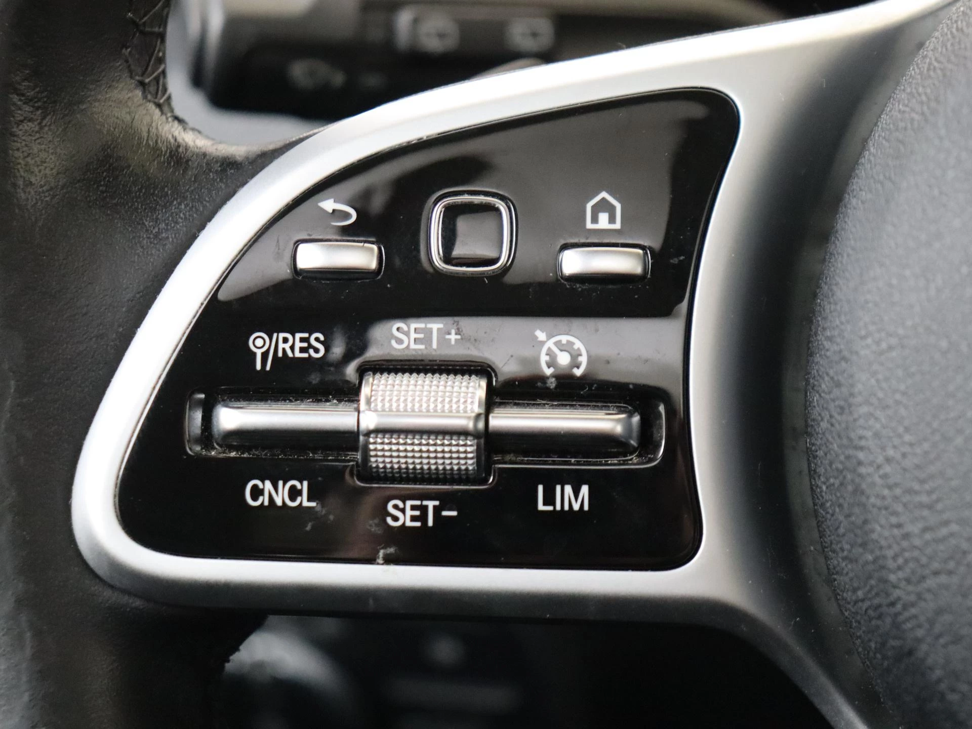Mercedes-Benz-GLB-image-12