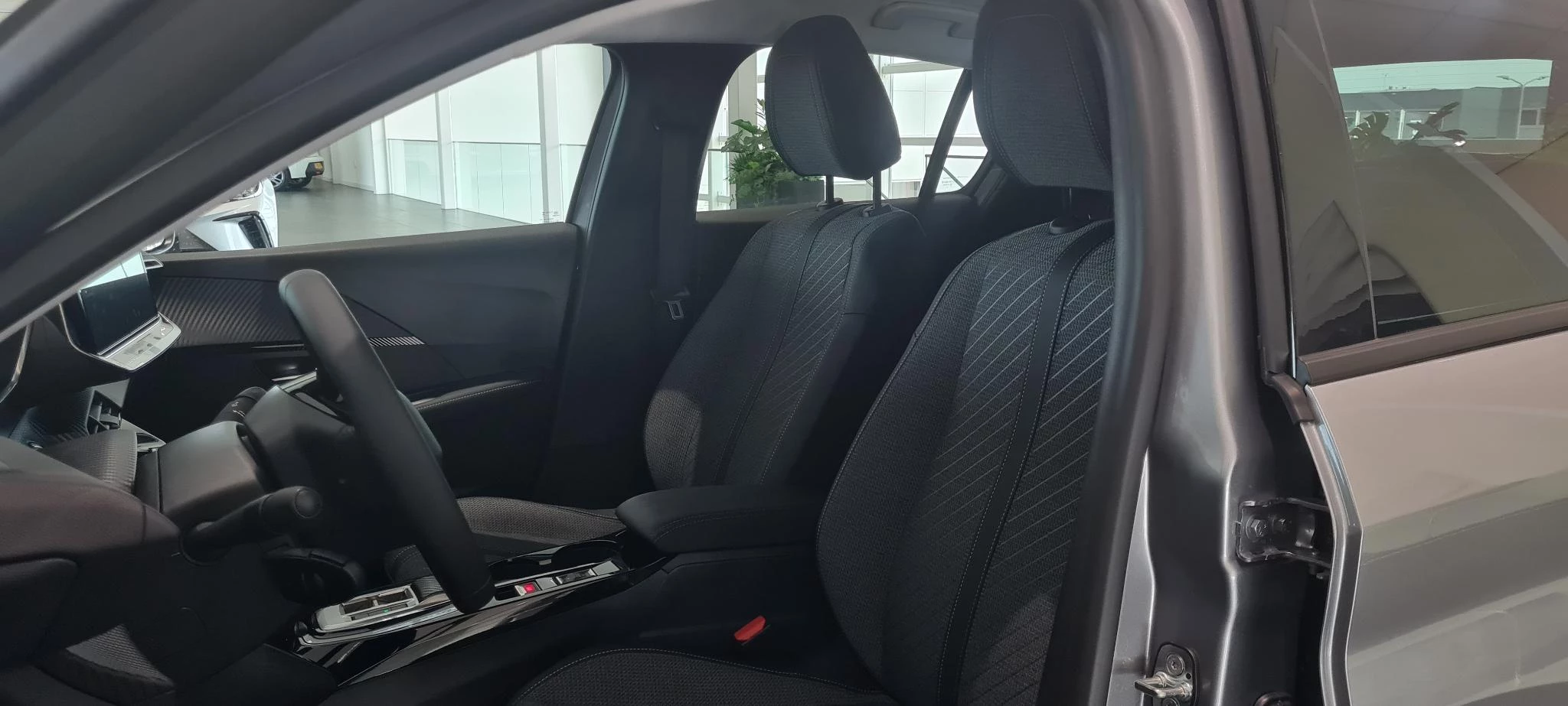 Peugeot-e-208-image-10
