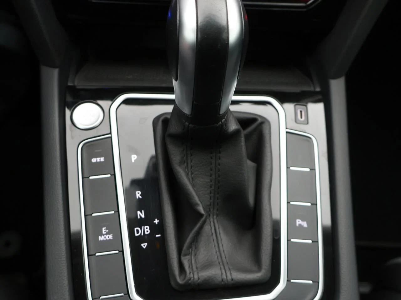 Volkswagen-Passat-image-17