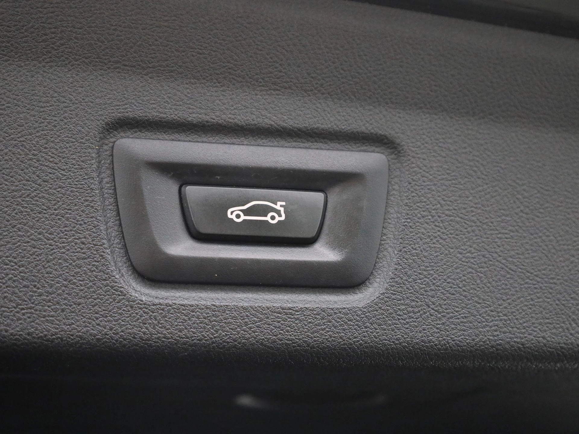 BMW-i4-image-14