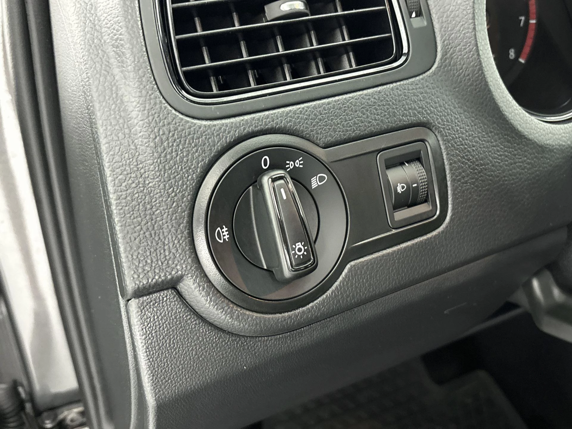 Volkswagen-Polo-image-11