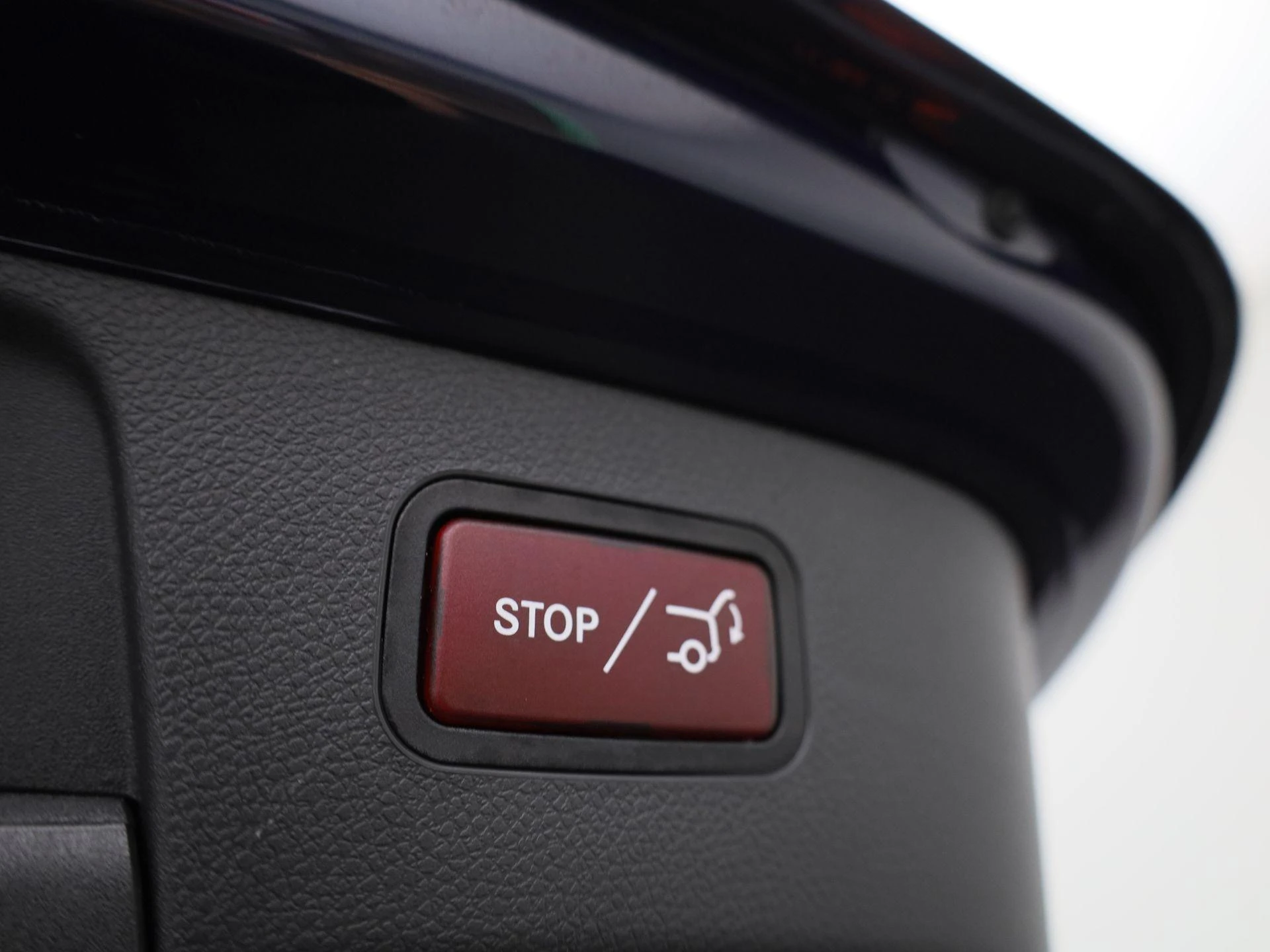 Mercedes-Benz-GLA-image-11