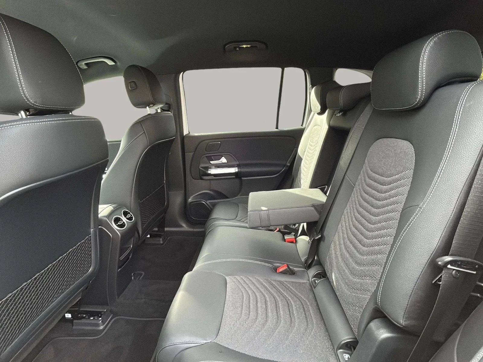 Mercedes-Benz-EQB-image-19