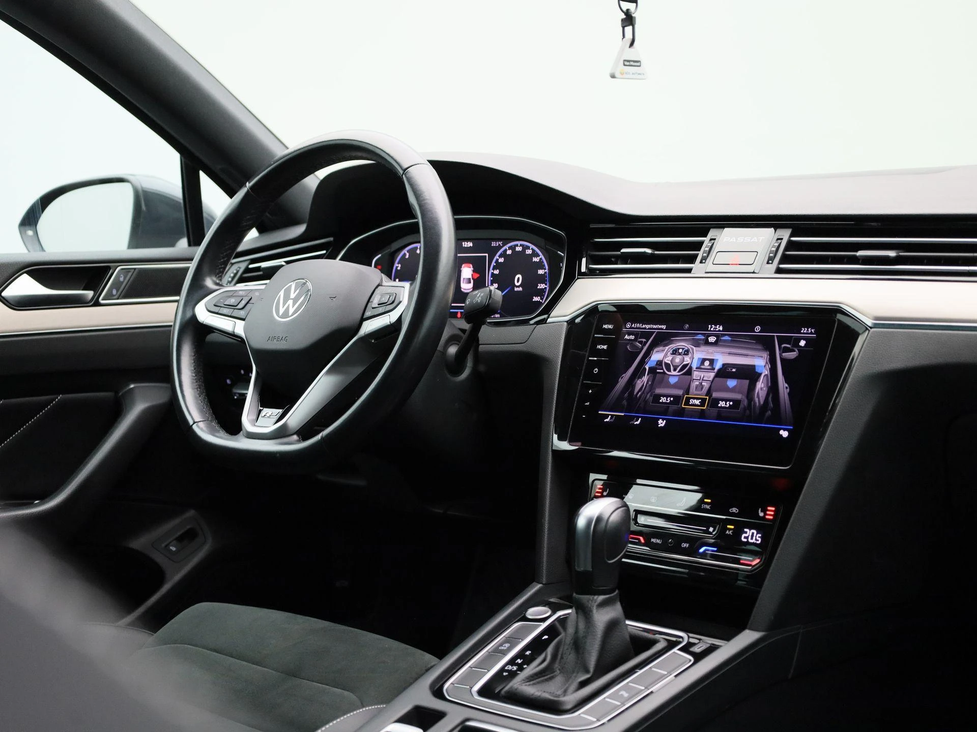 Volkswagen-Passat-image-34
