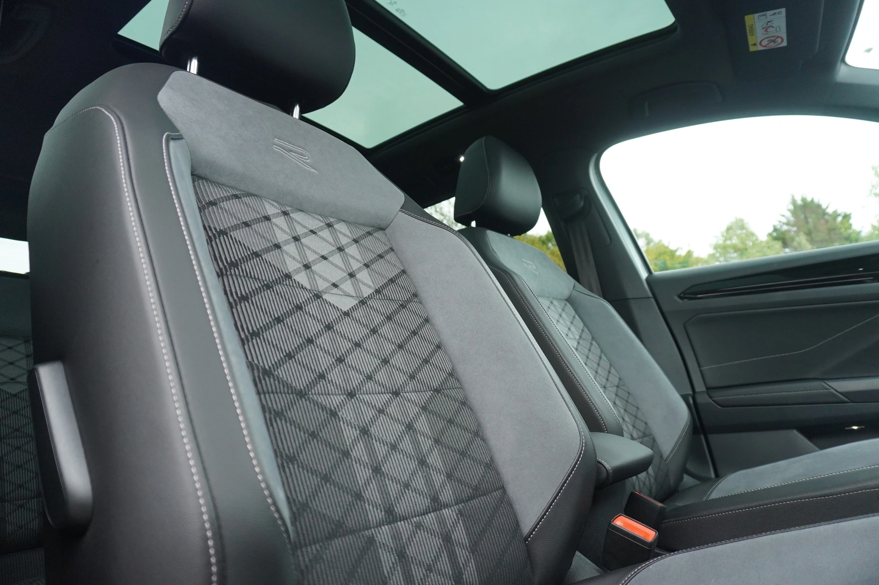 Volkswagen-T-Roc-image-13