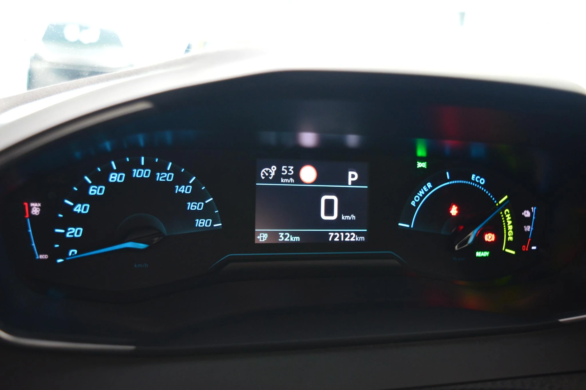 Peugeot-e-2008-image-7