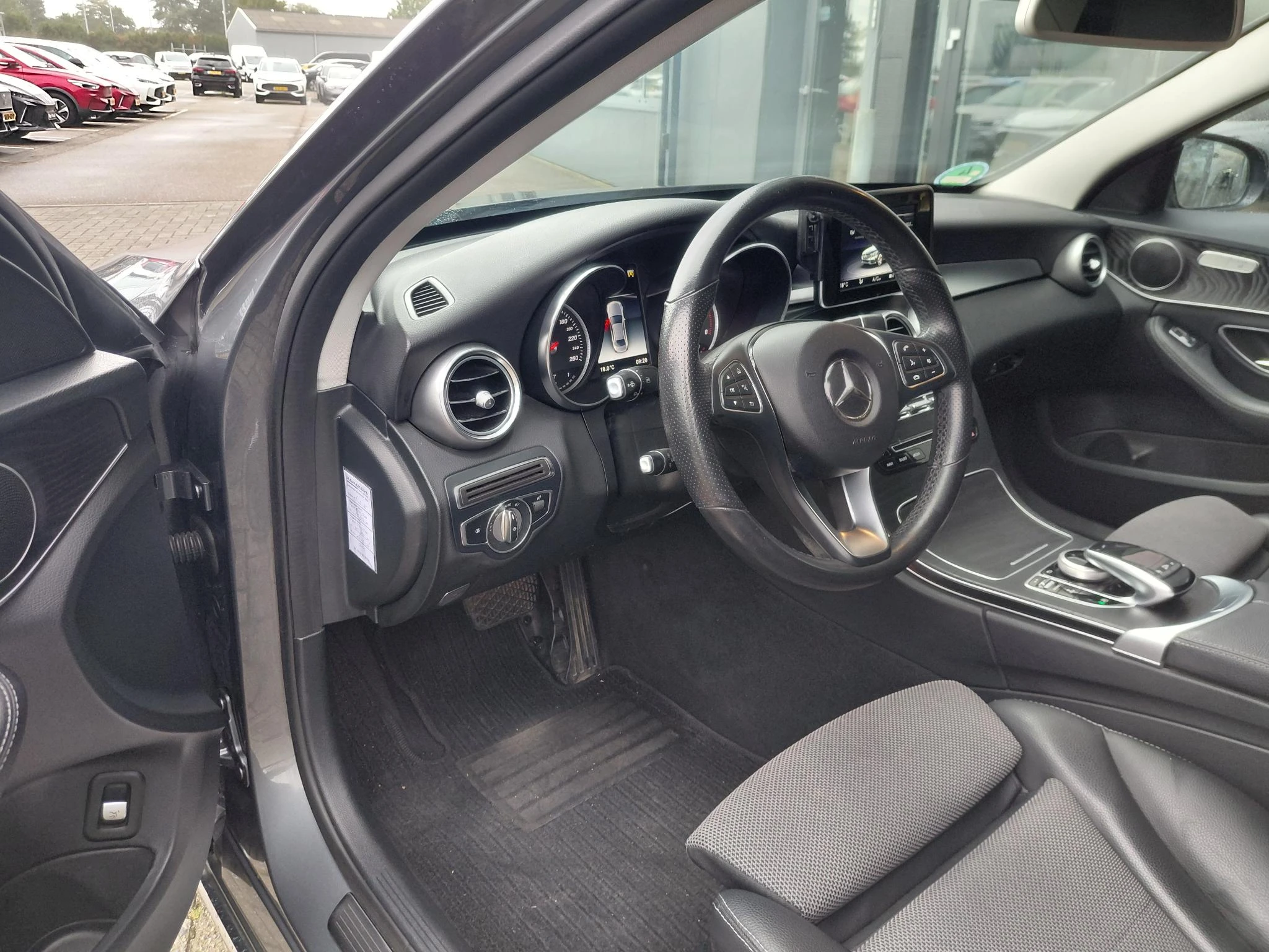 Mercedes-Benz-C-Klasse-image-12