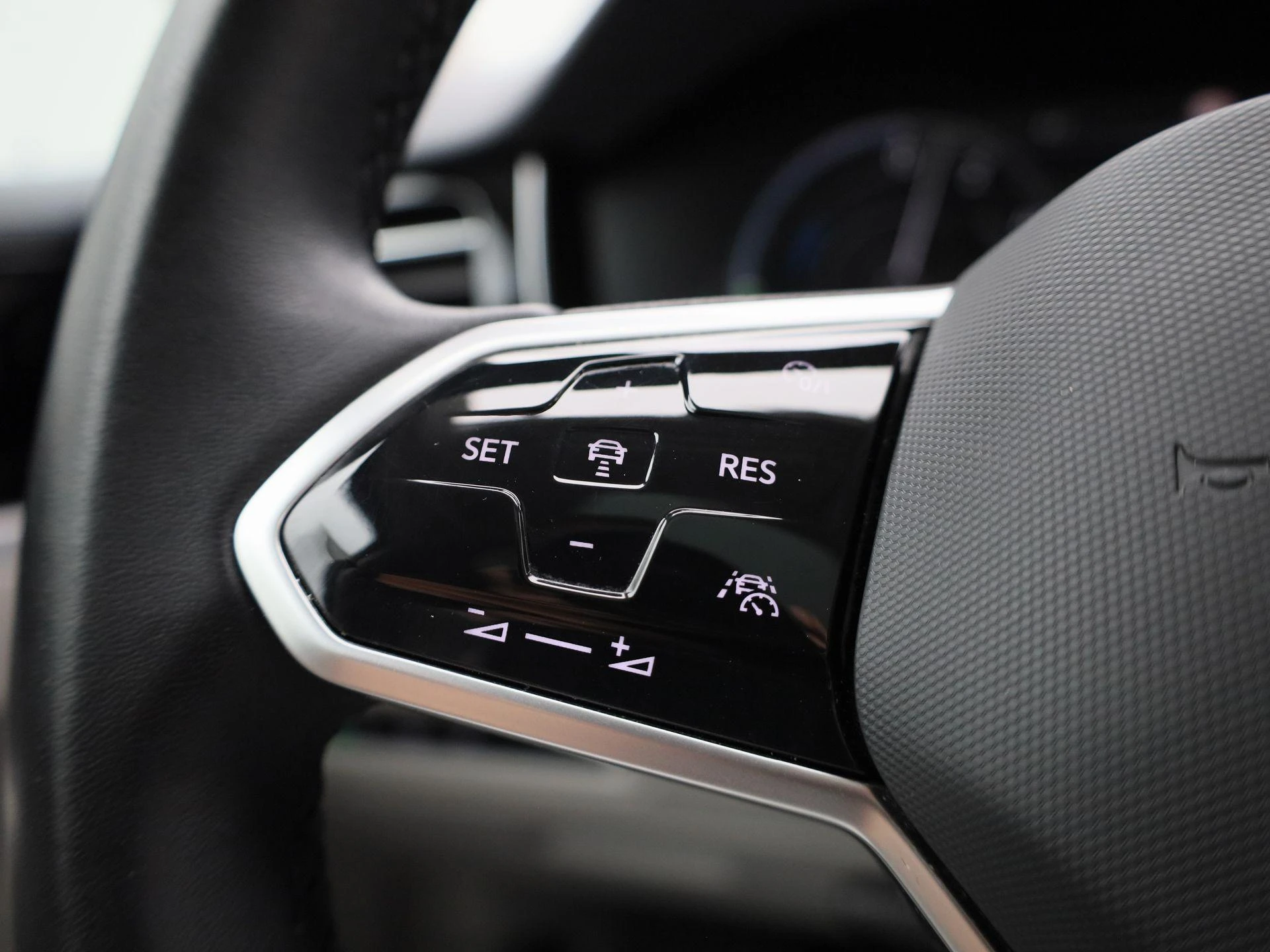 Volkswagen-Touareg-image-19