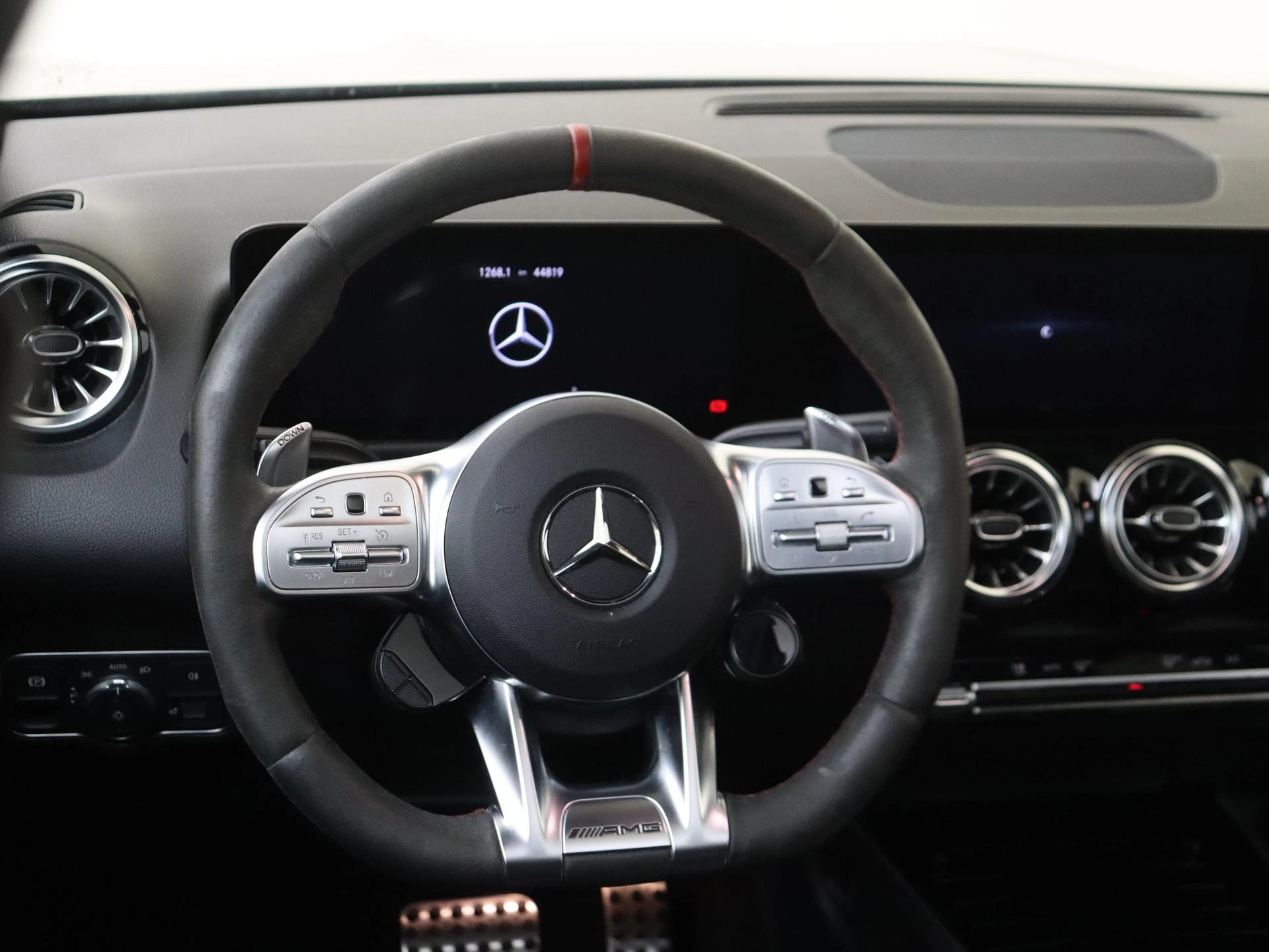 Mercedes-Benz-GLB-image-15