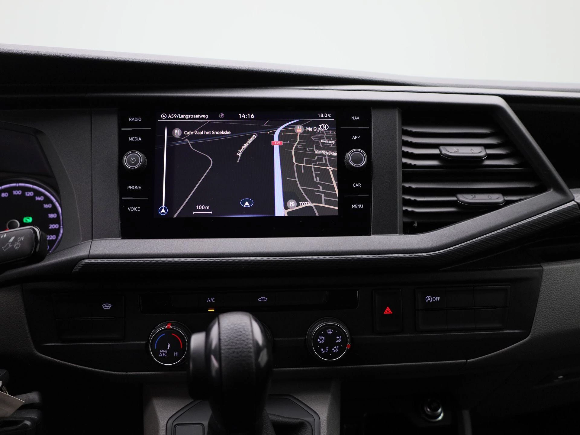 Volkswagen-Transporter-image-8