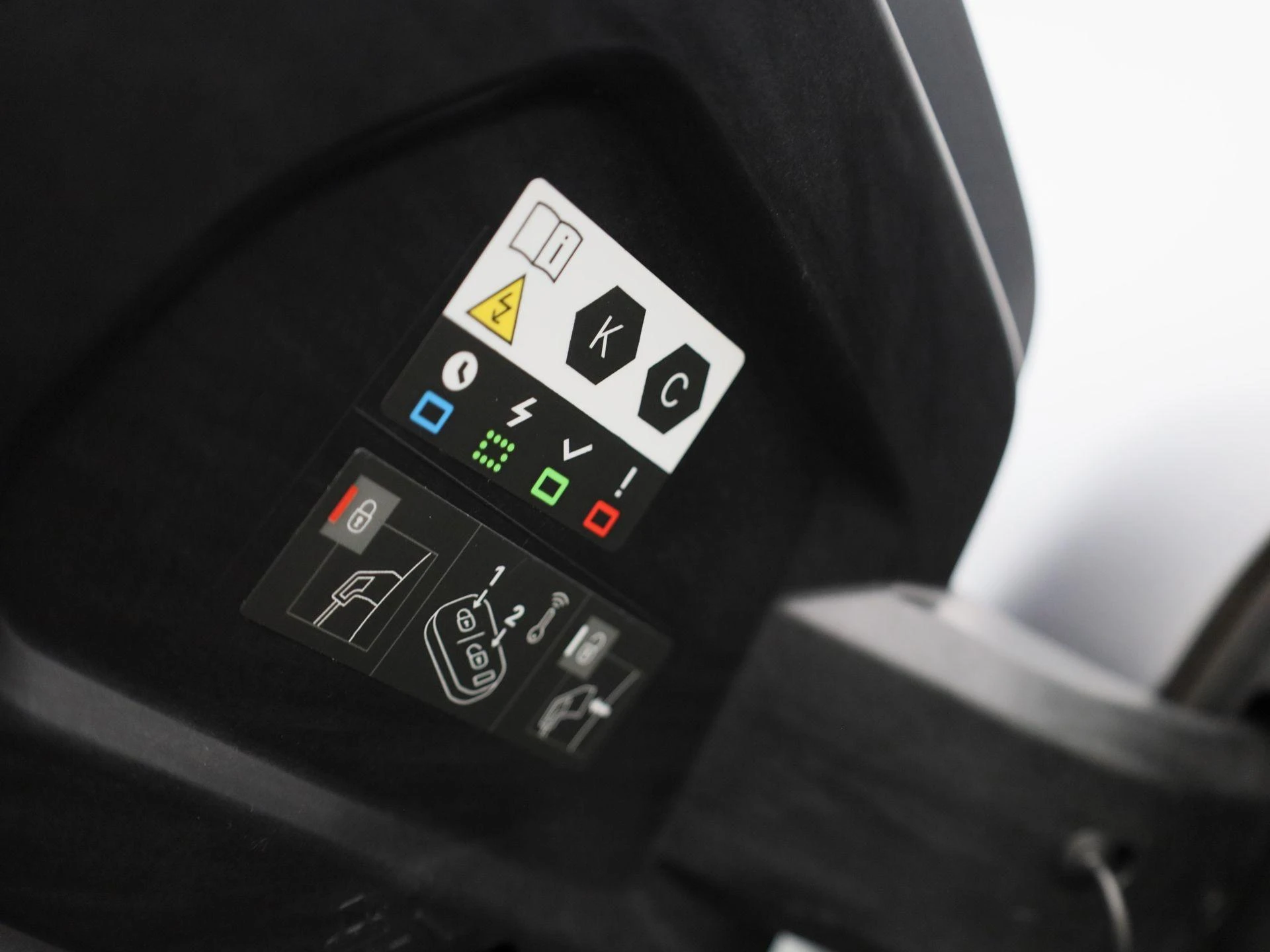 Peugeot-e-208-image-13