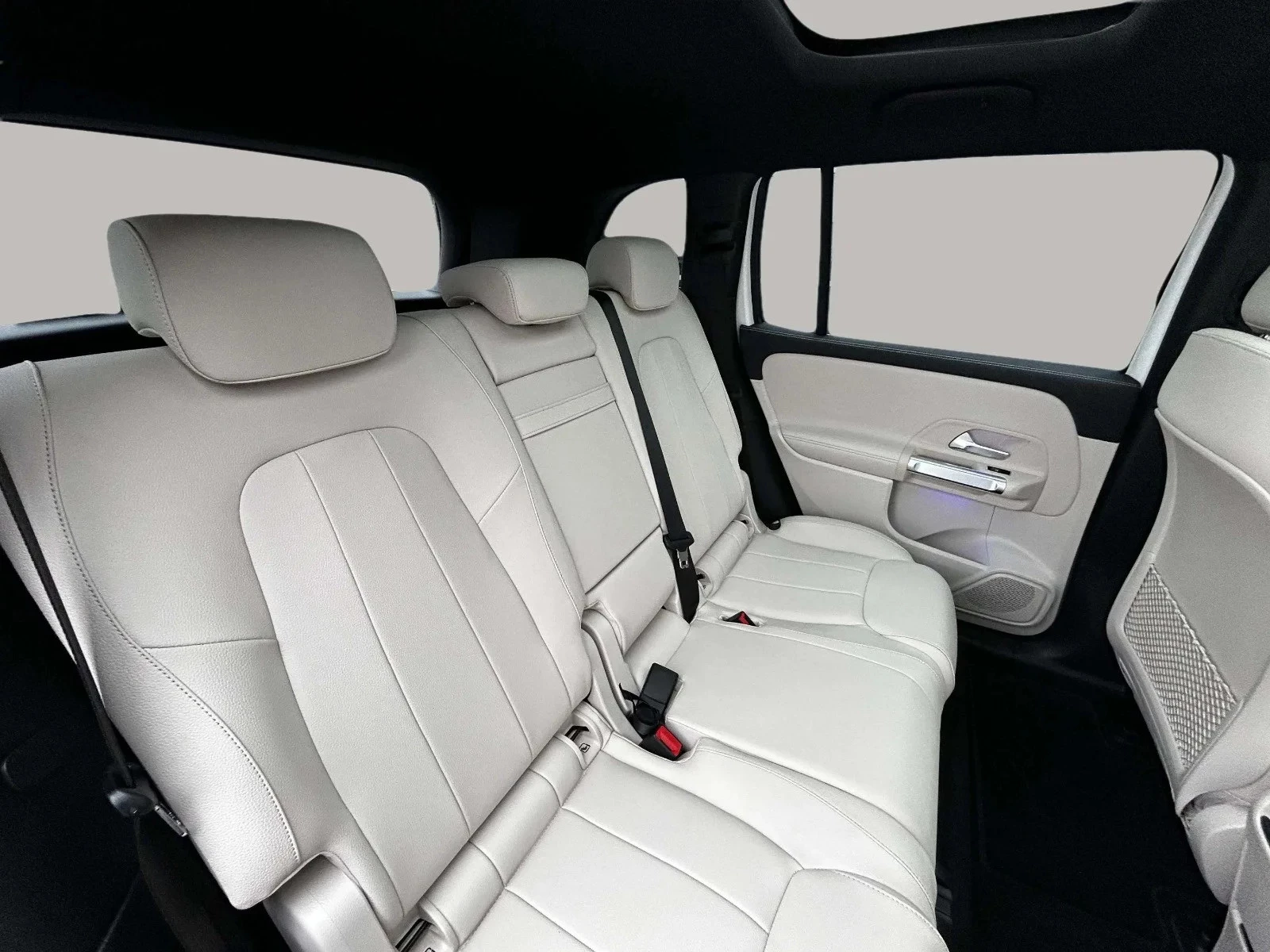 Mercedes-Benz-EQB-image-13