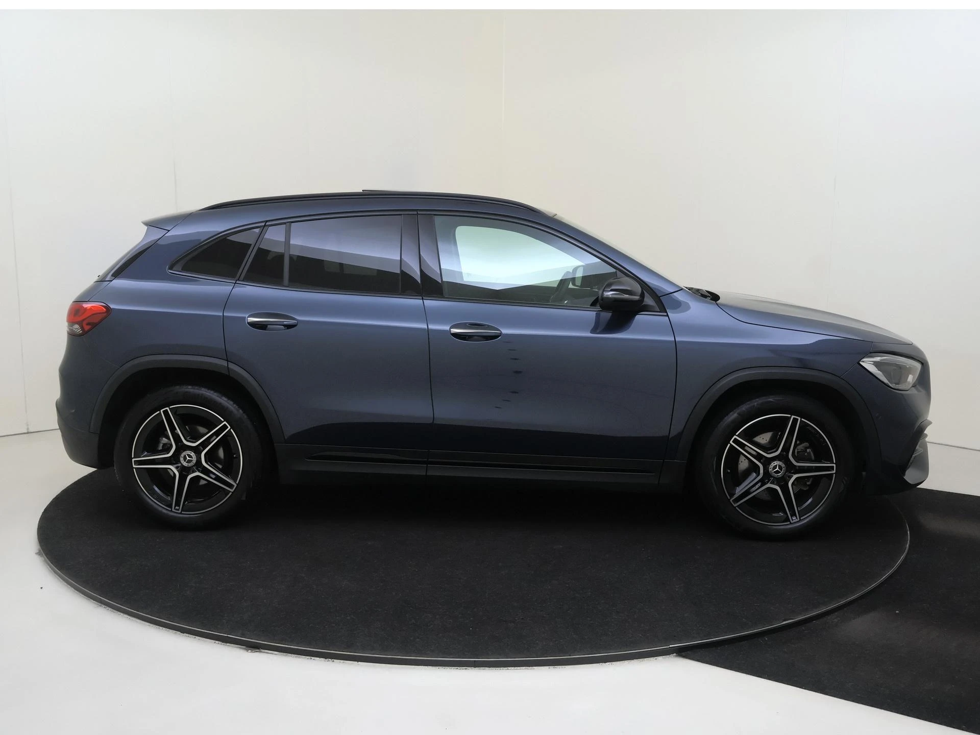 Mercedes-Benz-GLA-image-8
