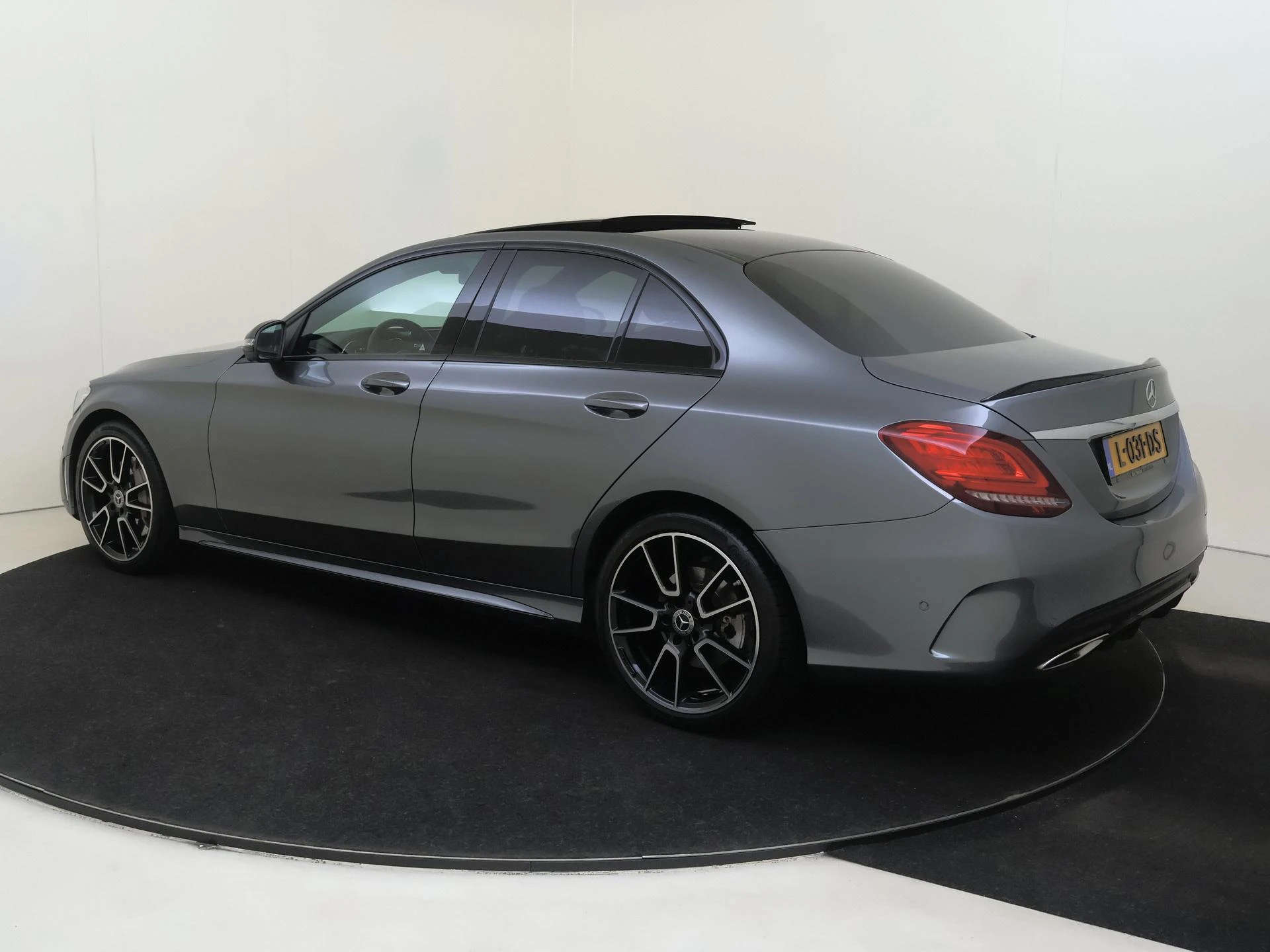 Mercedes-Benz-C-Klasse-image-5