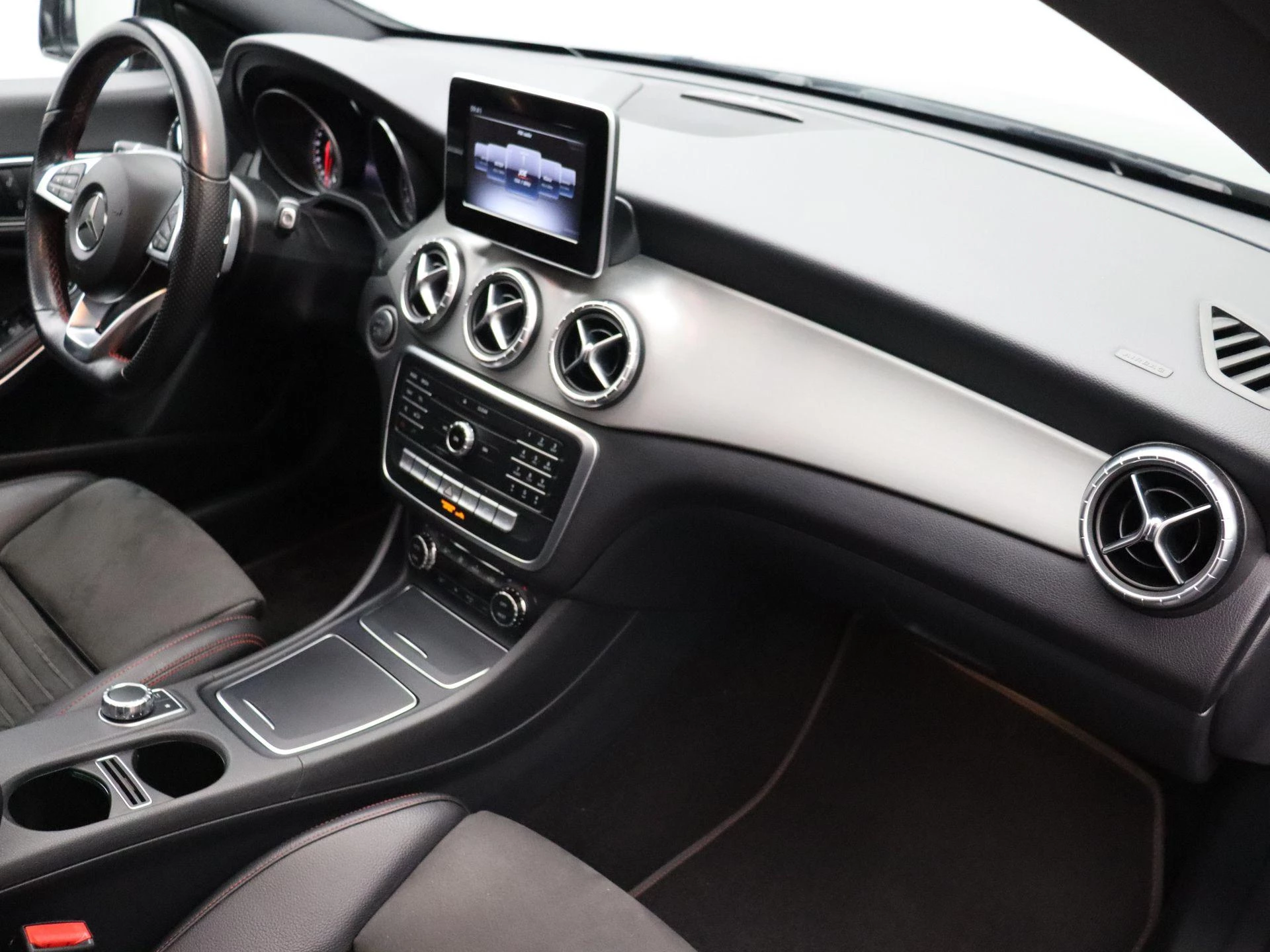 Mercedes-Benz CLA 180 AMG LINE Shooting Brake + PANORAMISCH DAK + CAMERA + NIGHTPAKKET +